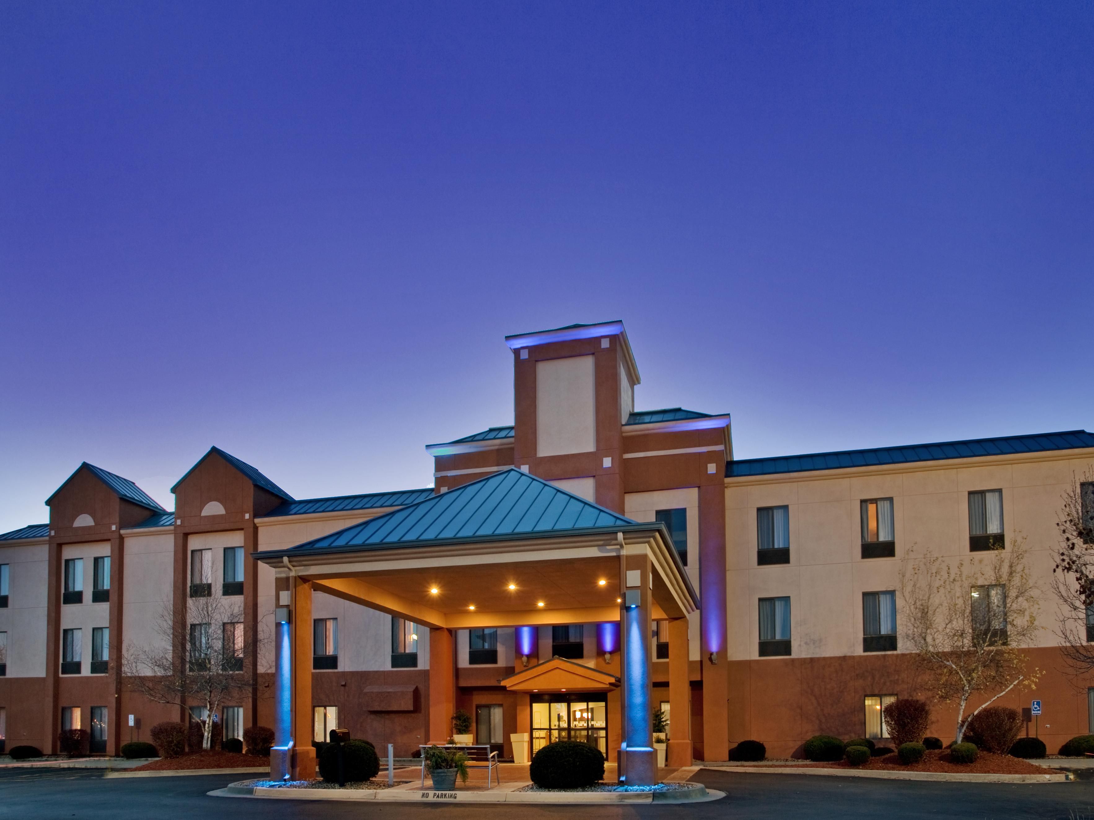Holiday Inn Express & Suites LansingLeavenworth Hotel in Lansing