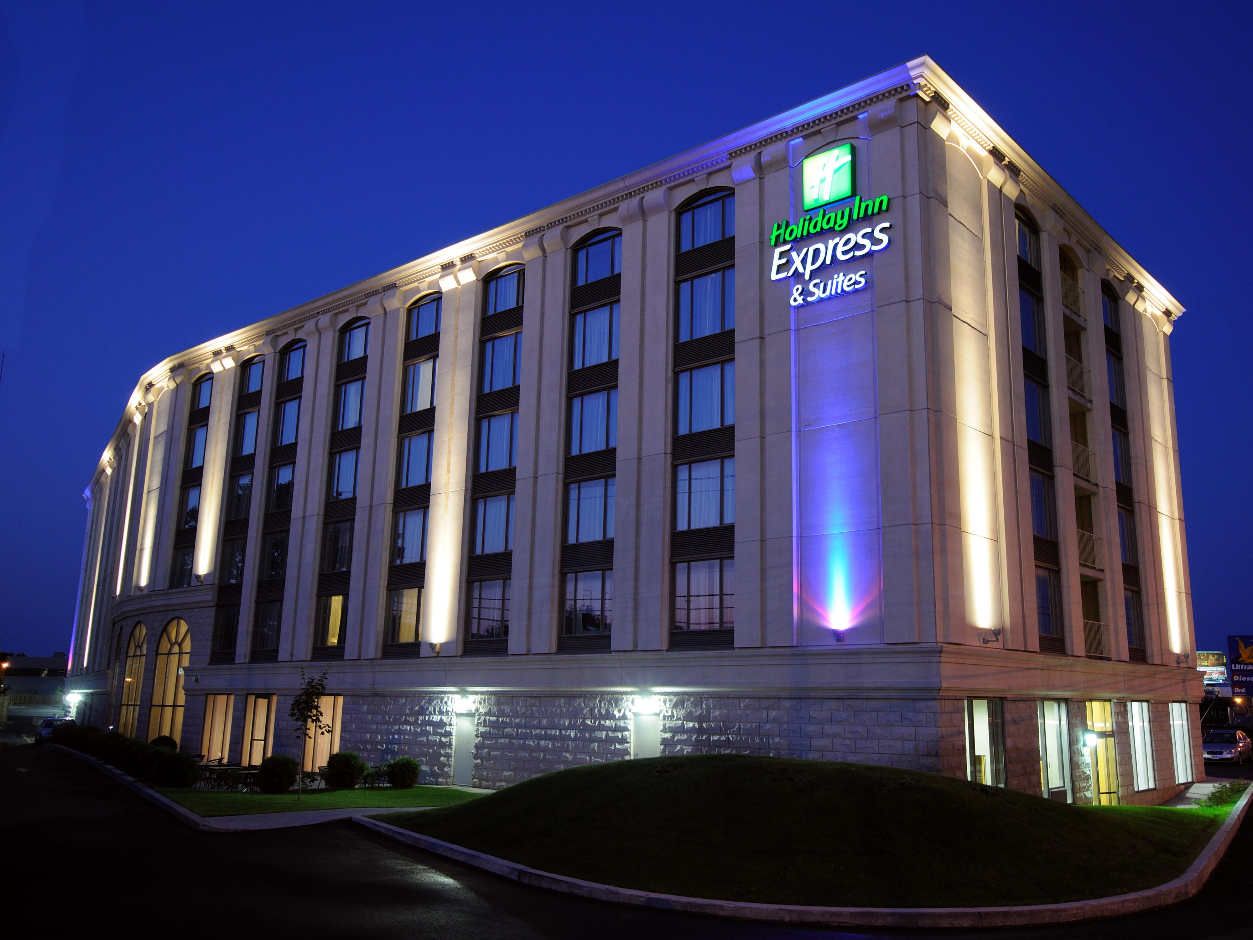 Holiday Inn Express Suites Montreal Airport H  tel IHG