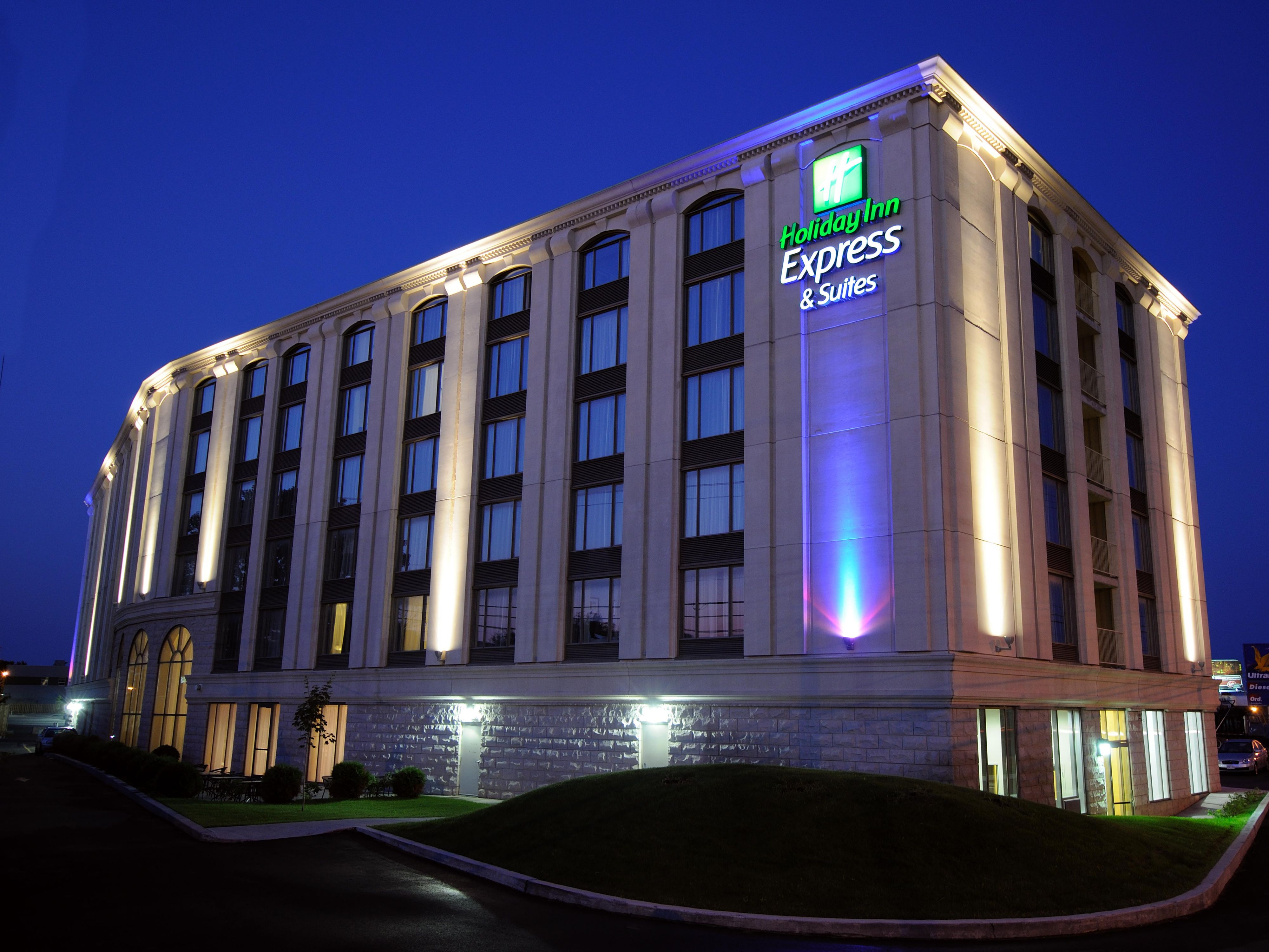 Holiday Inn Express & Suites Montreal Airport Hotel by IHG