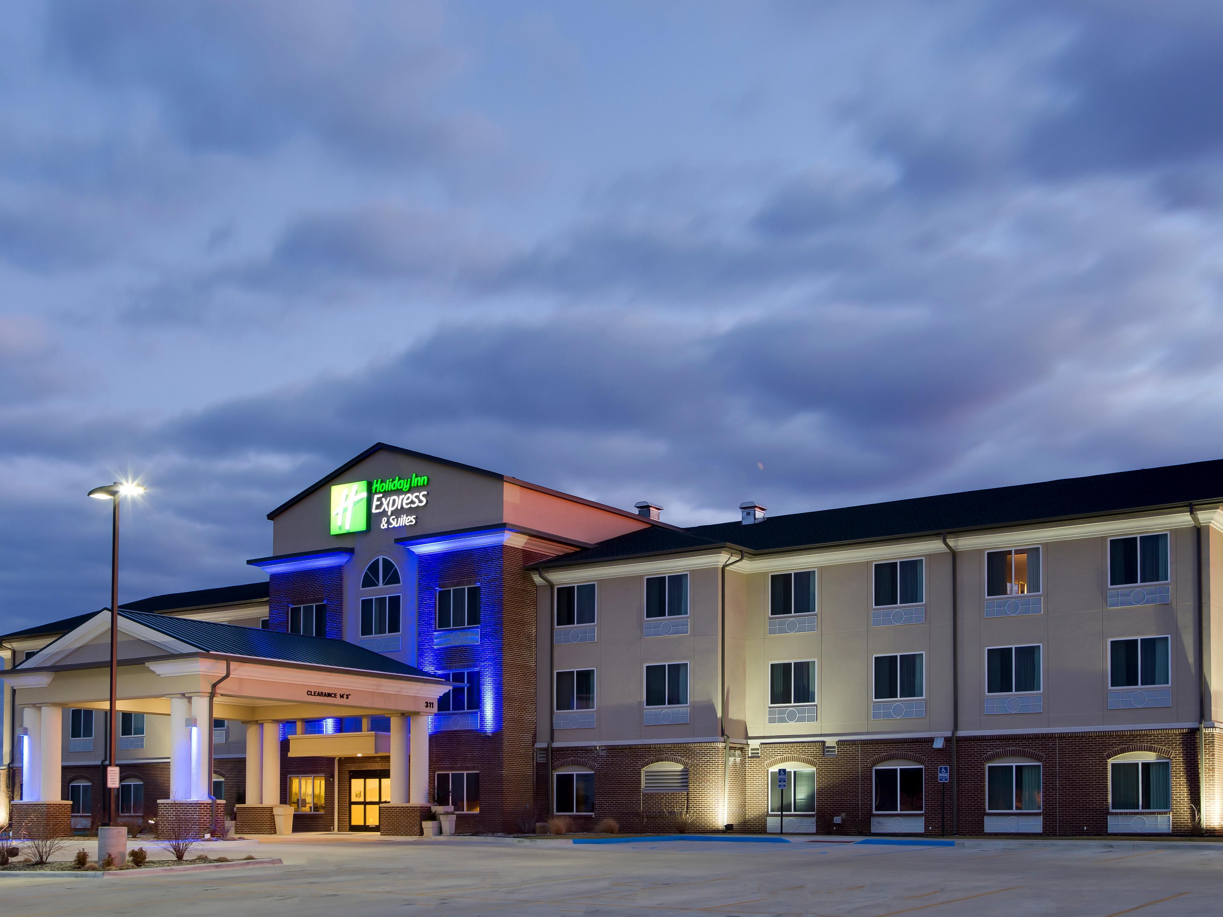 Nevada, MO Hotels Holiday Inn Express & Suites Nevada IHG