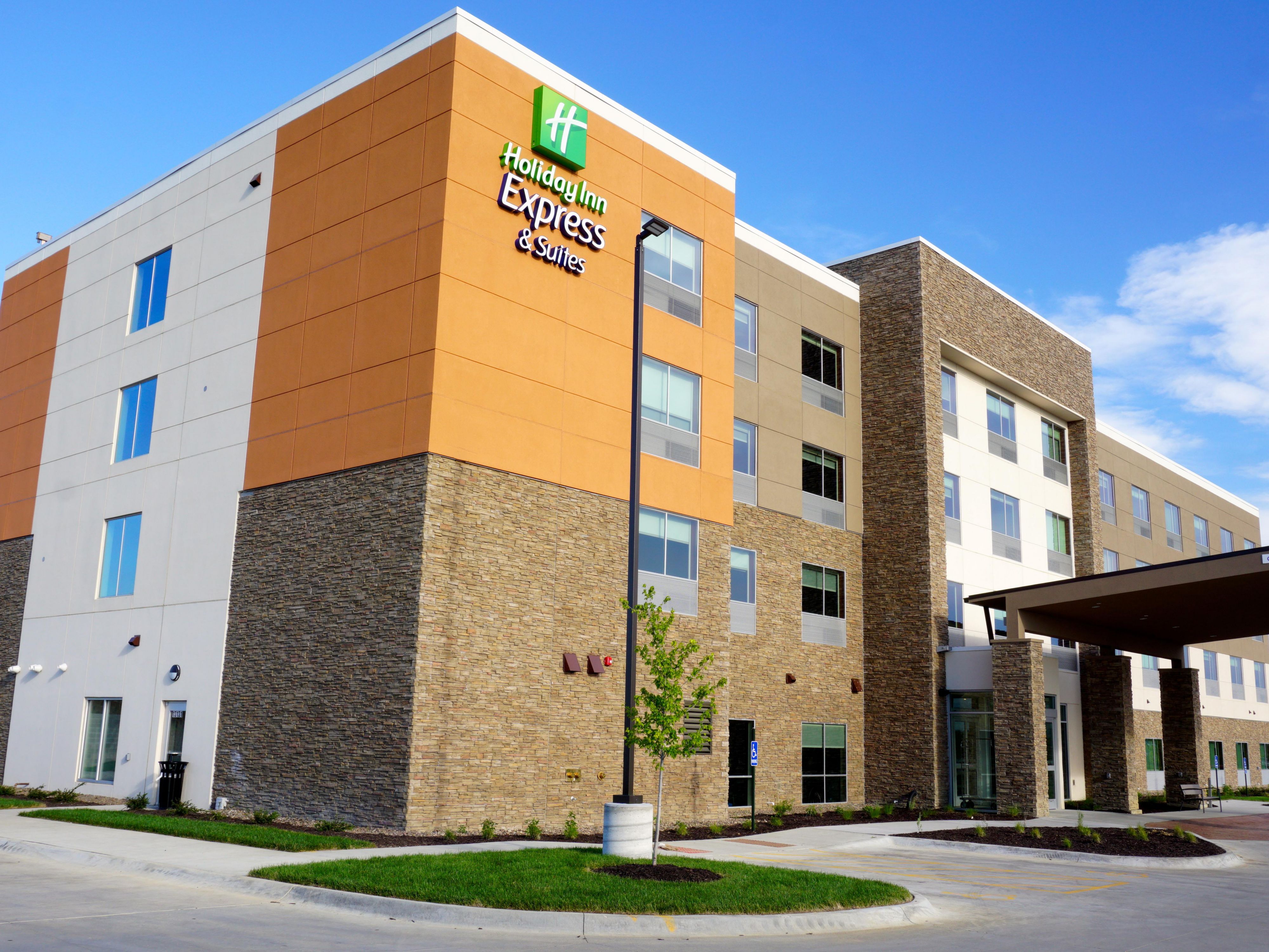 Hotels In Omaha Ne Near The Zoo Holiday Inn Express Suites