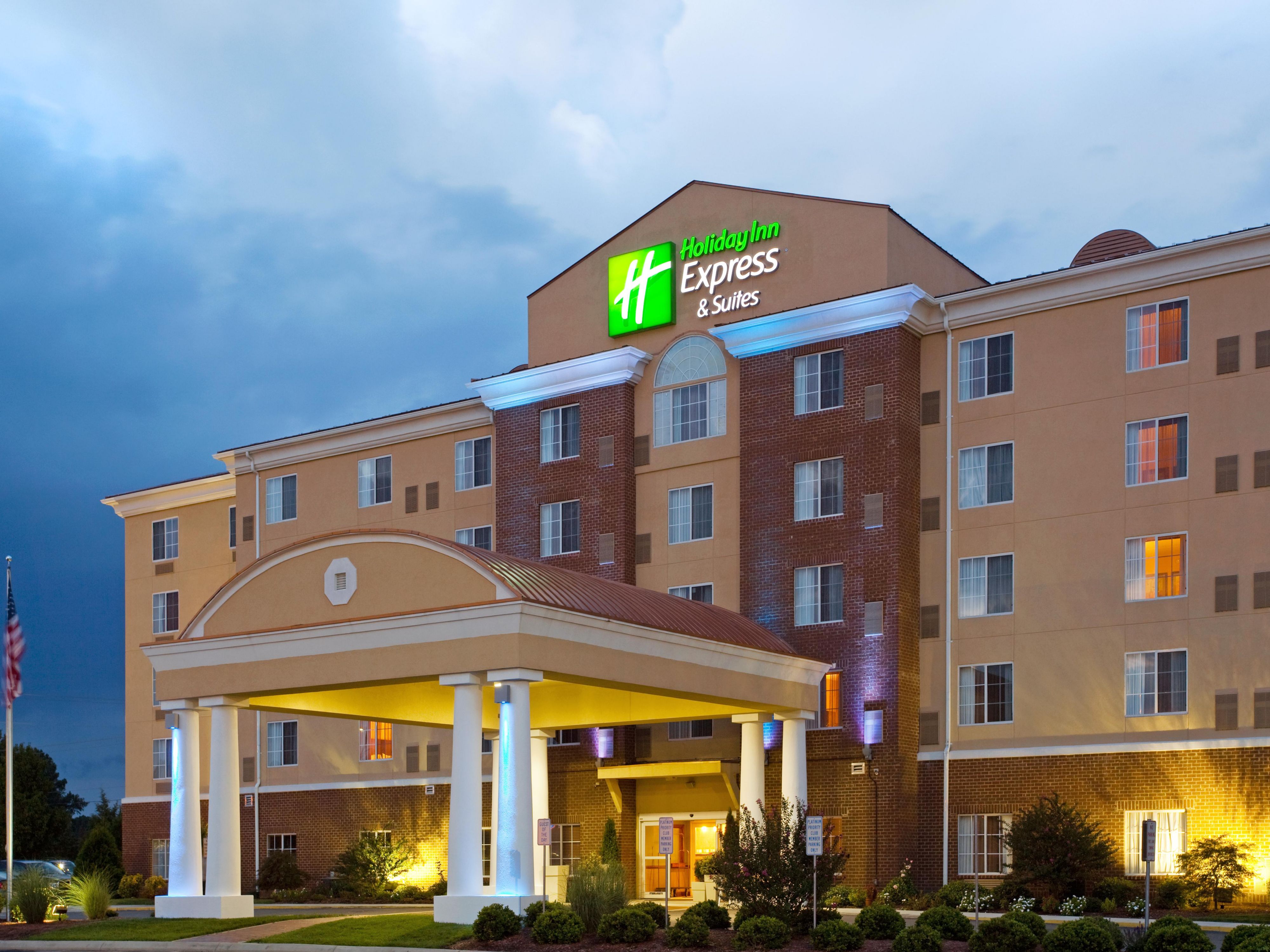 Holiday Inn Express & Suites PetersburgFort Lee Hotel by IHG