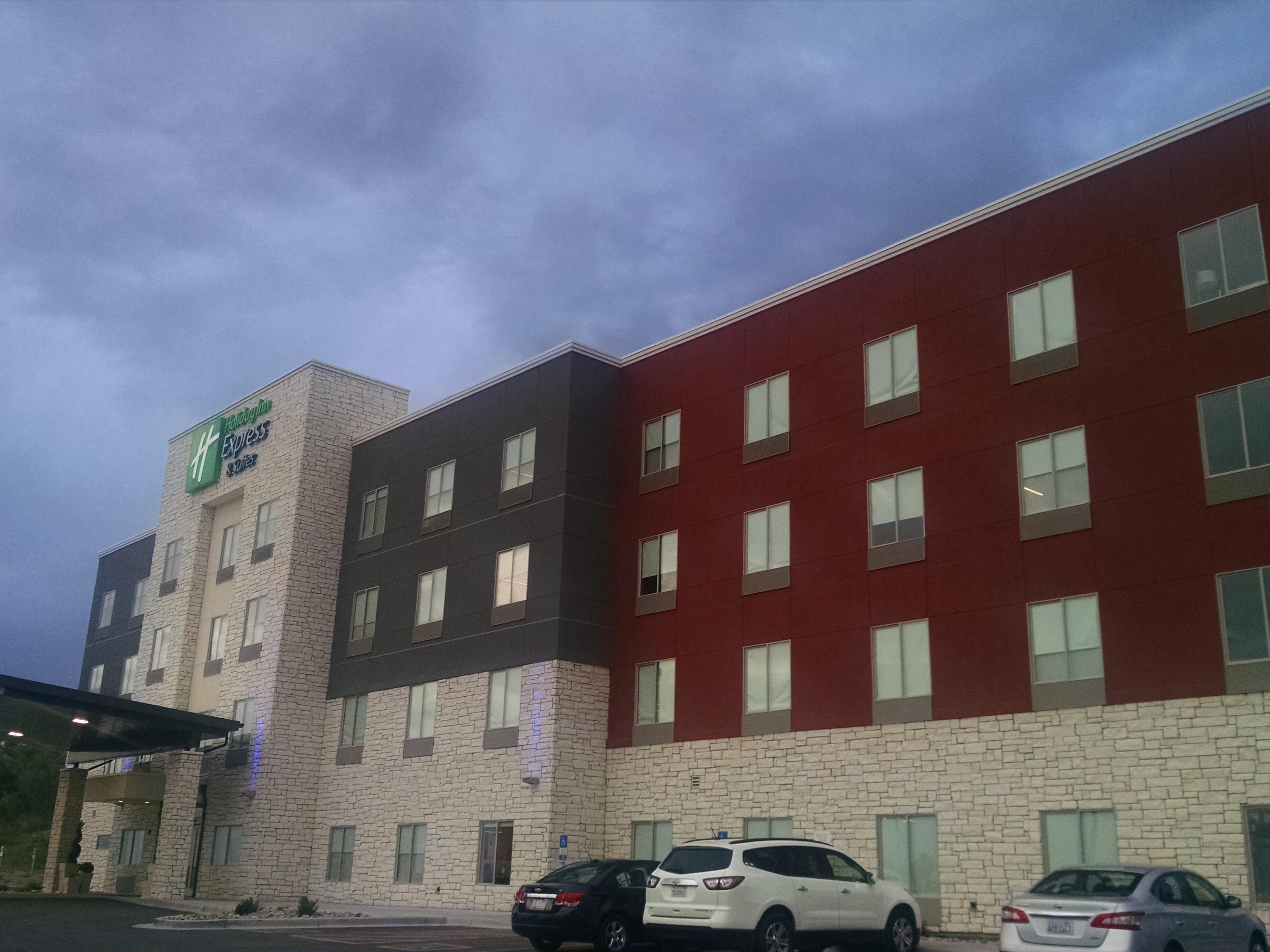 Holiday Inn Express And Suites Price 4084858012 4x3