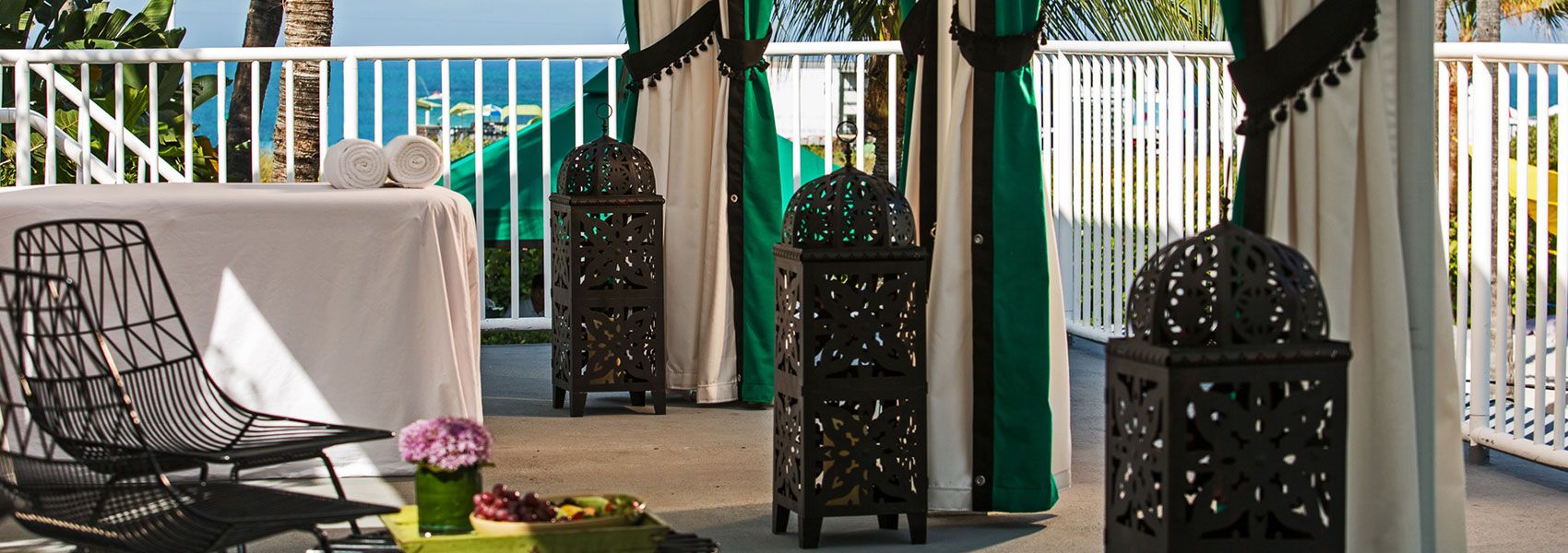 balcón tipo spa con decoración de estilo marroquí