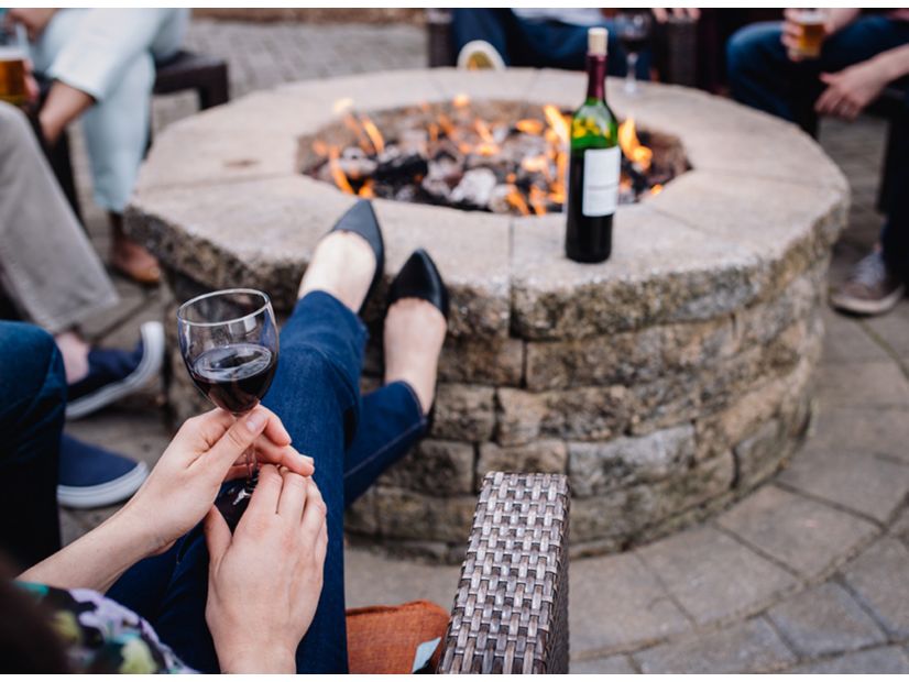 焚き火を囲む人々