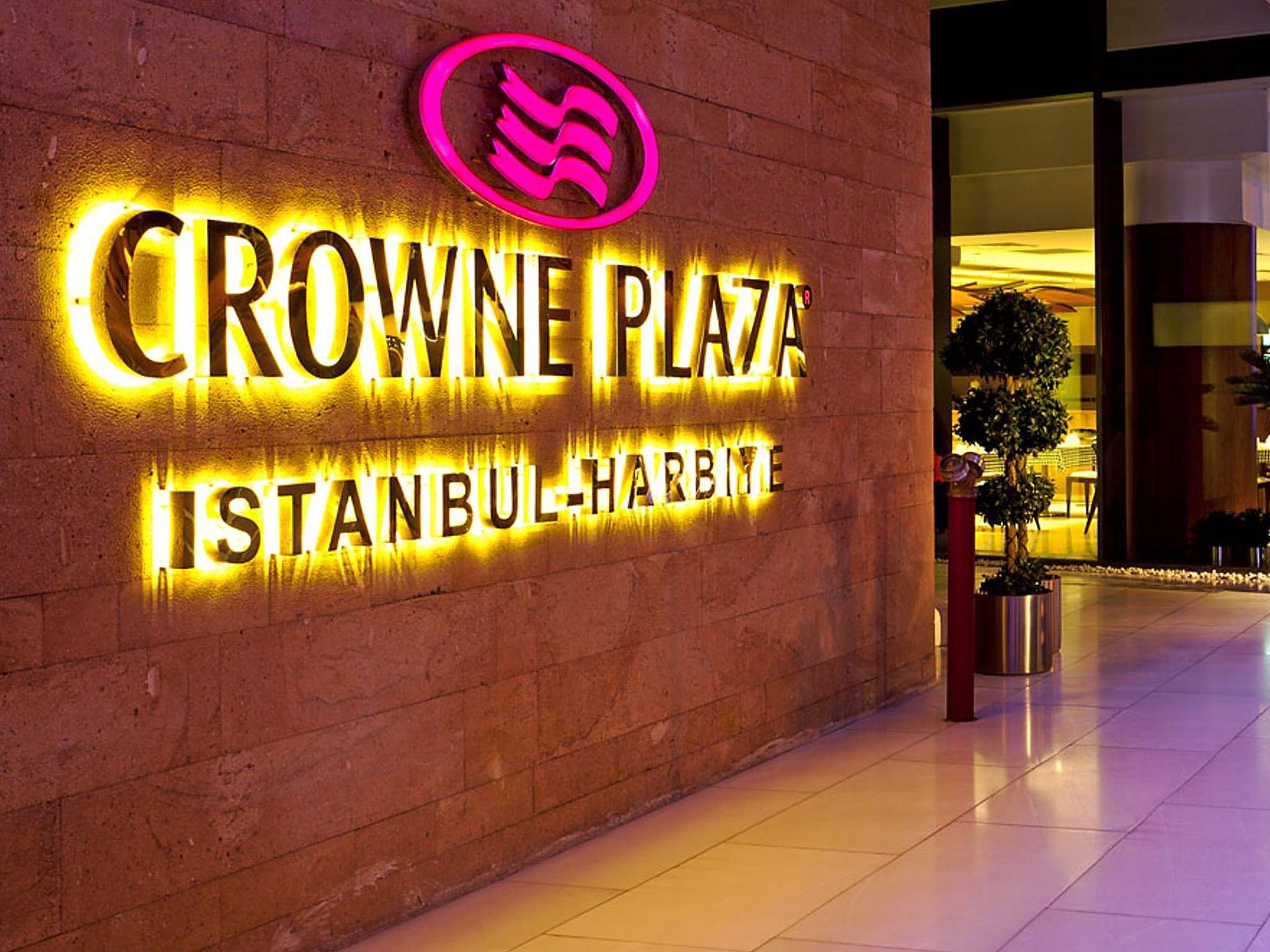 Business Hotel With Pool Crowne Plaza Istanbul Harbiye - 