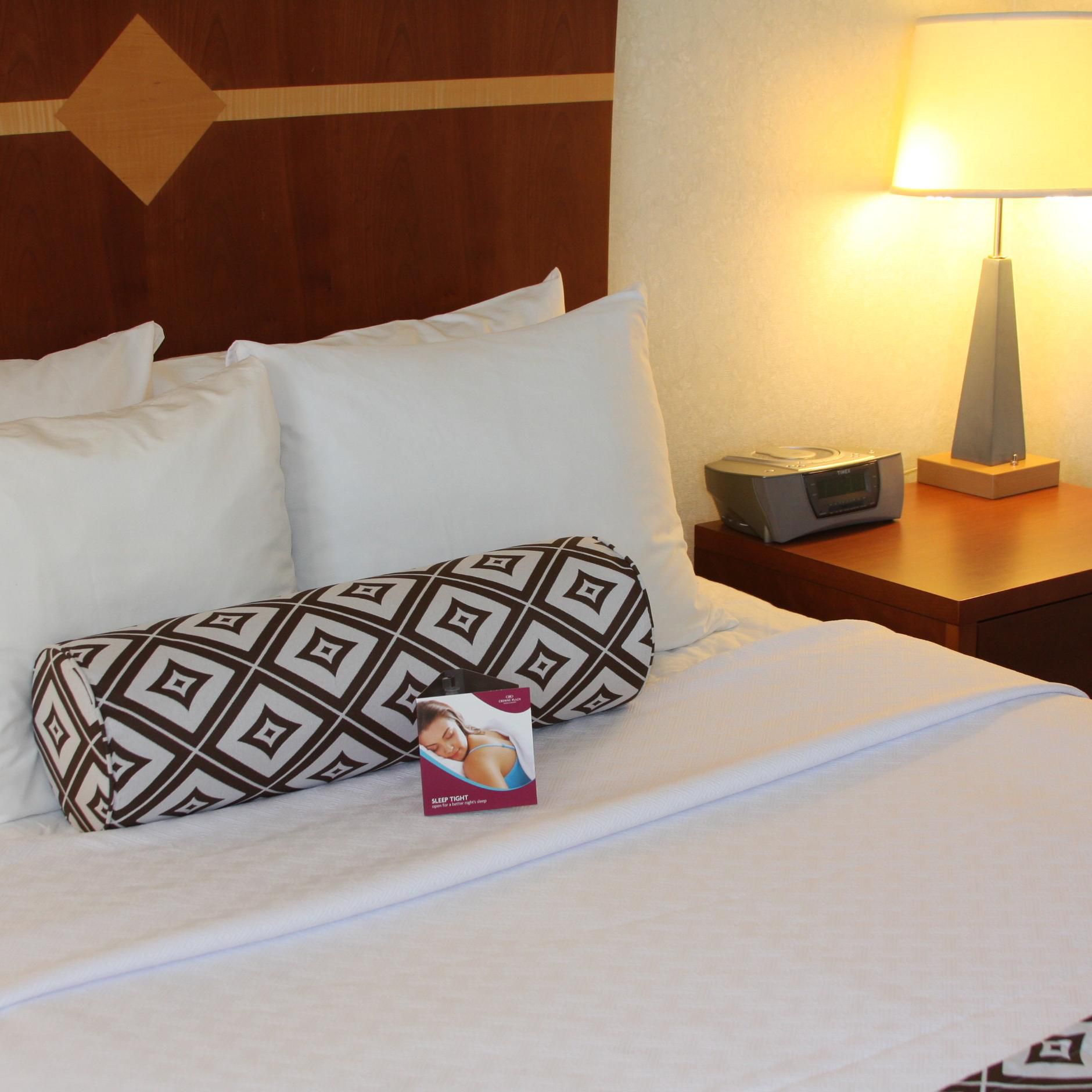 Crowne Plaza Venutra Beach Hotel Queen Bed Guest Room