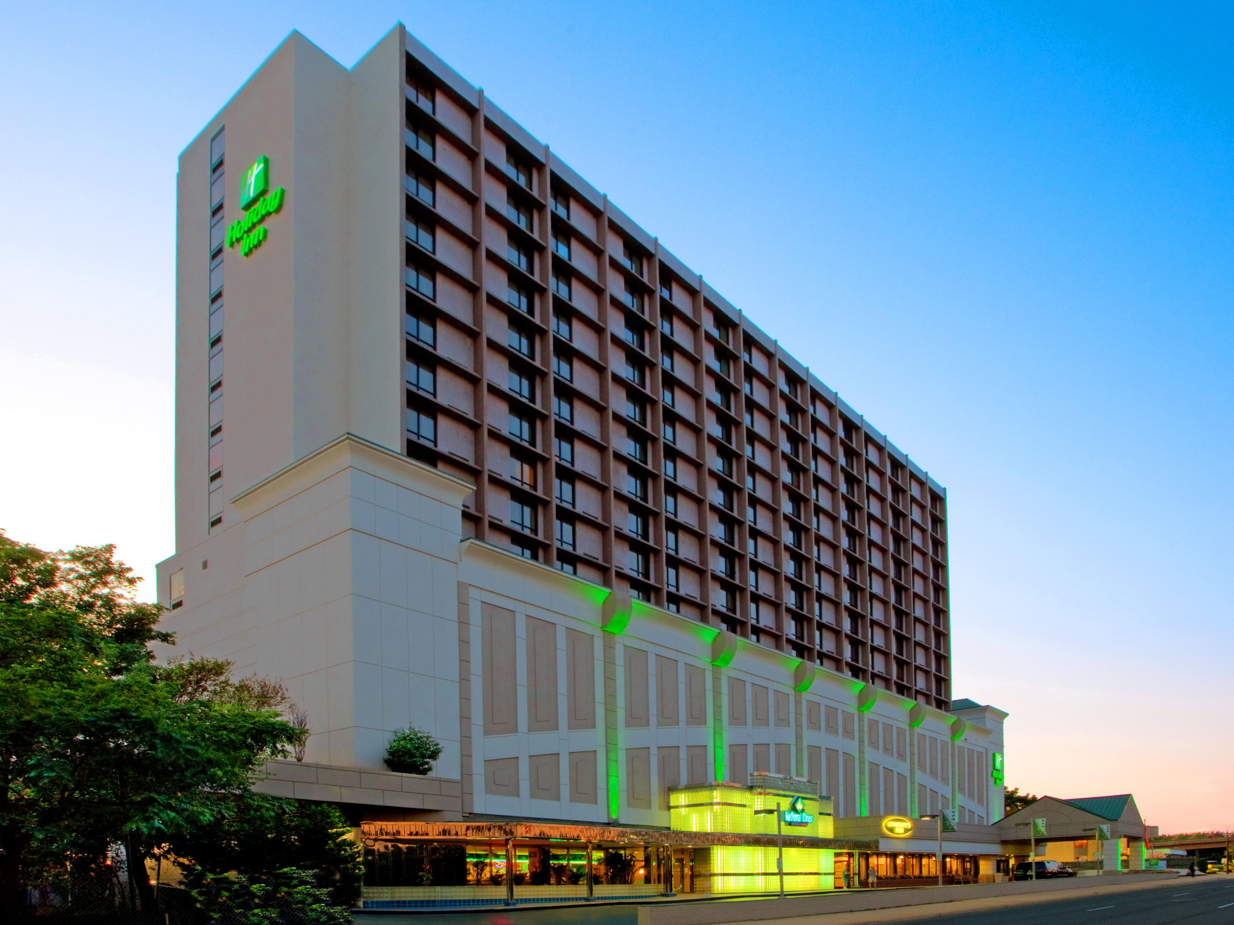 Arlington Hotels: Holiday Inn National Airport/Crystal City Hotel in ...