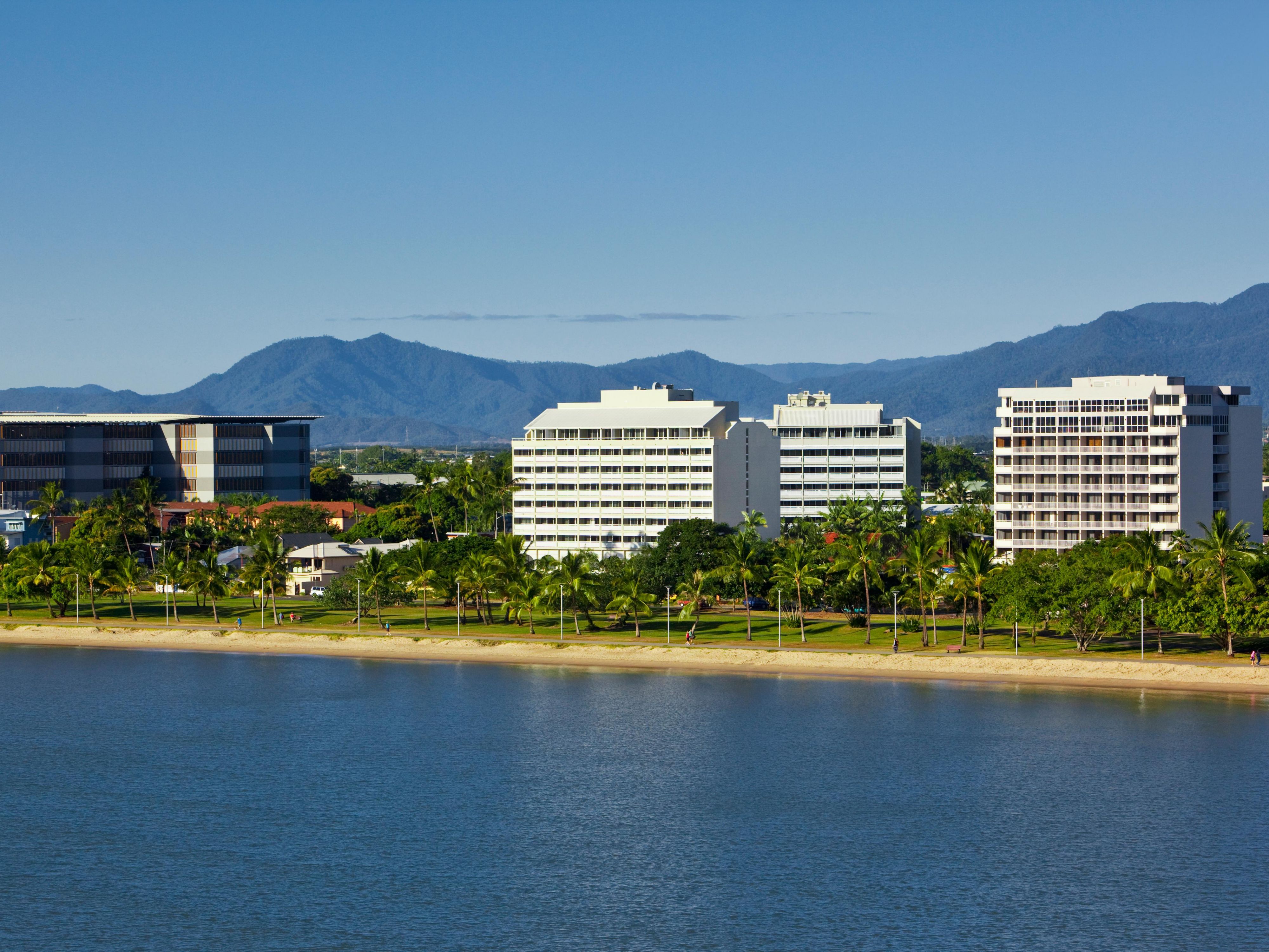 Holiday Inn Cairns Harbourside Hotel by IHG