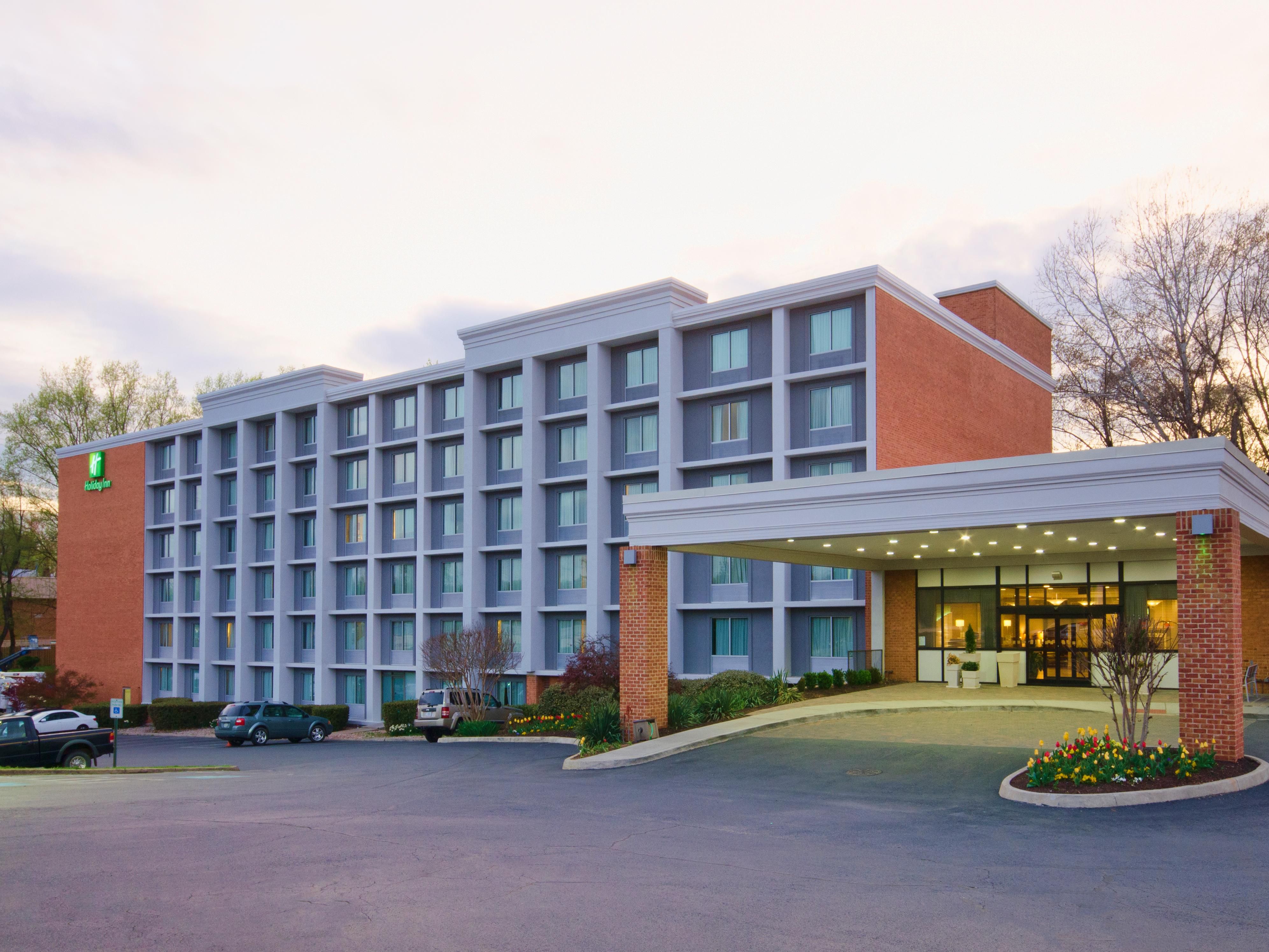 University holiday. Шарлотсвилл. Hotels on the Corner in Charlottesville. 731066001+Charlottesville.