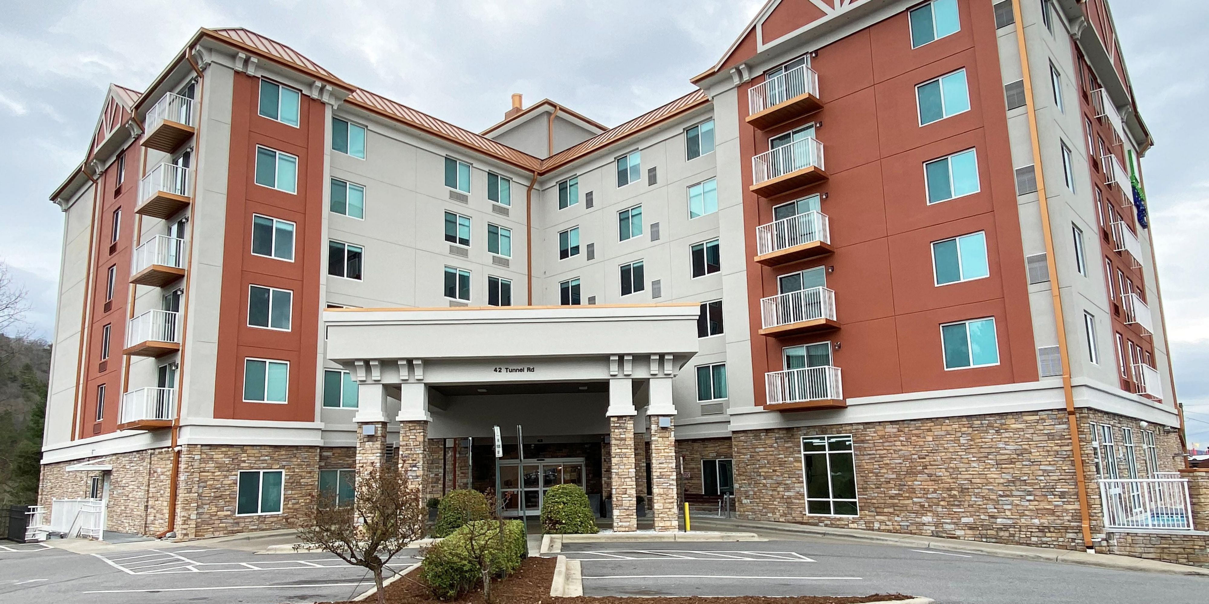 Asheville, NC Hotels with Indoor Pool | Holiday Inn & Suites Asheville ...