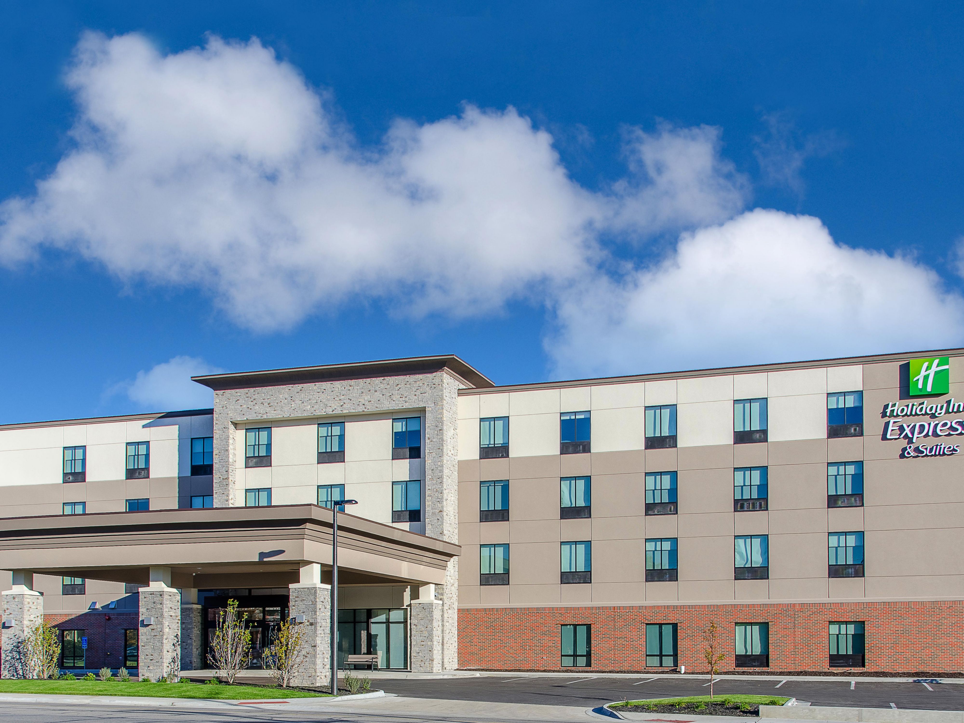 Holiday Inn Express & Suites Atchison - Hotel Reviews & Photos