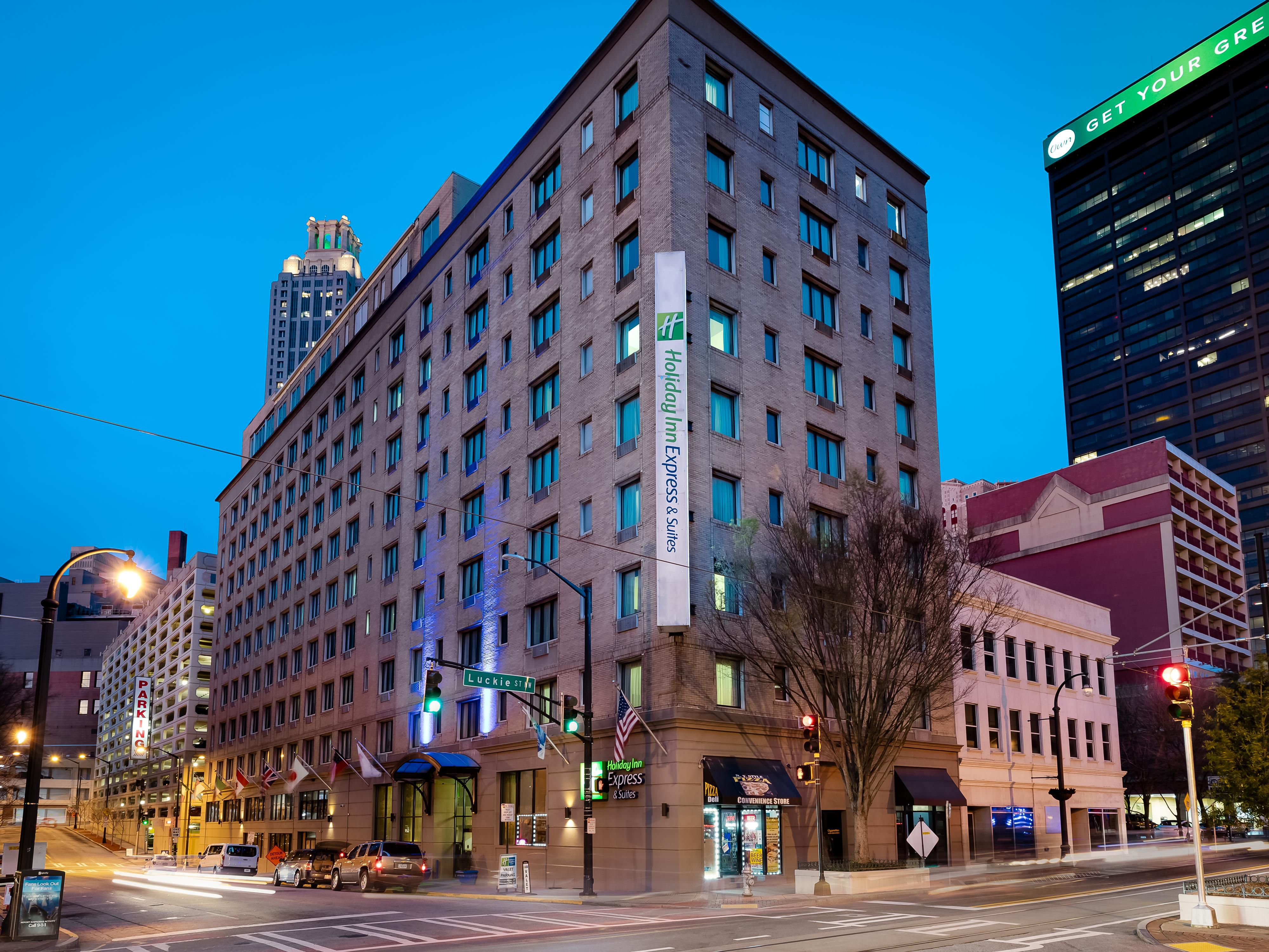 Downtown Atlanta Hotels Near Georgia Aquarium - HoliDay Inn Express AnD Suites Atlanta 5932021867 4x3