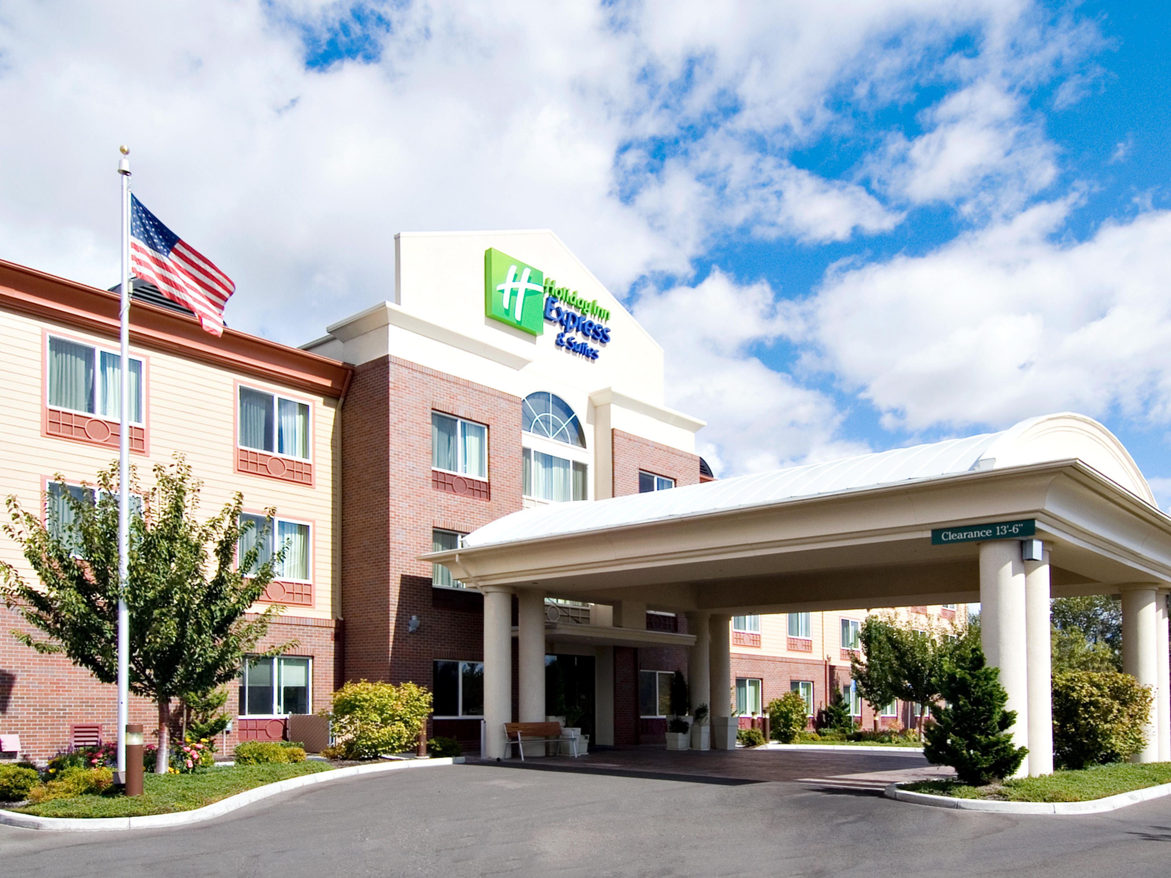 Holiday Inn Express & Suites MedfordCentral Point Hotel by IHG