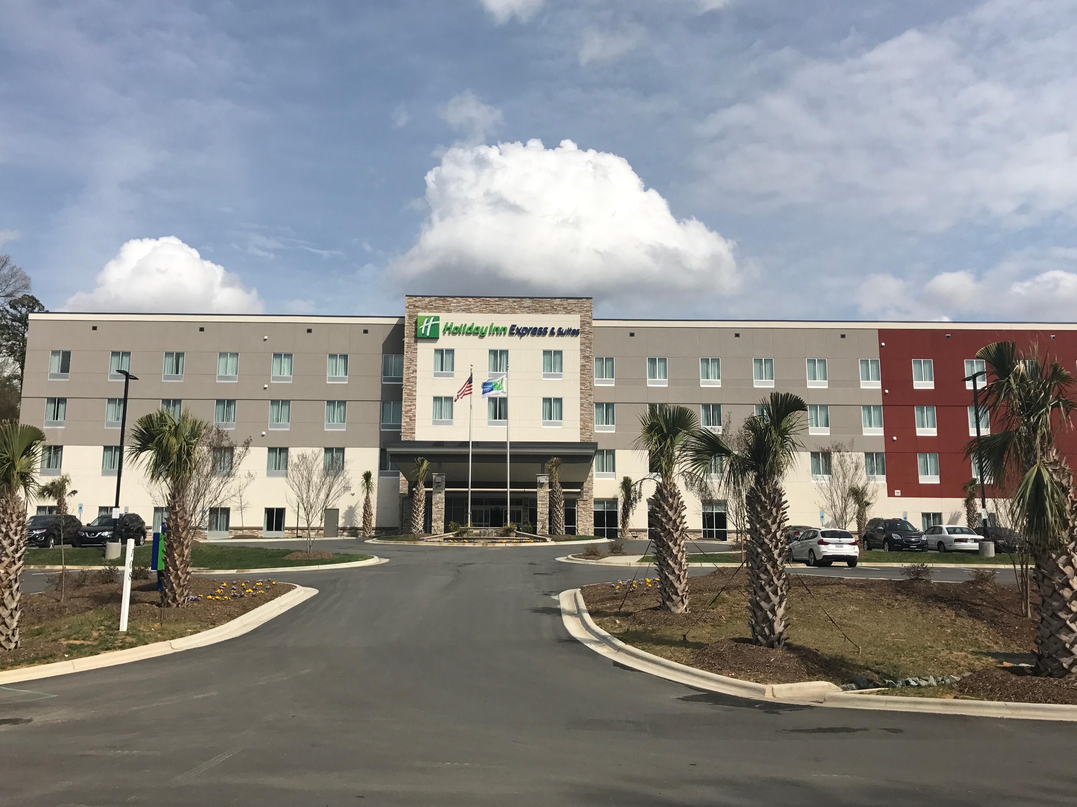 Holiday Inn Express & Suites Charlotte Airport - Hotel Reviews & Photos