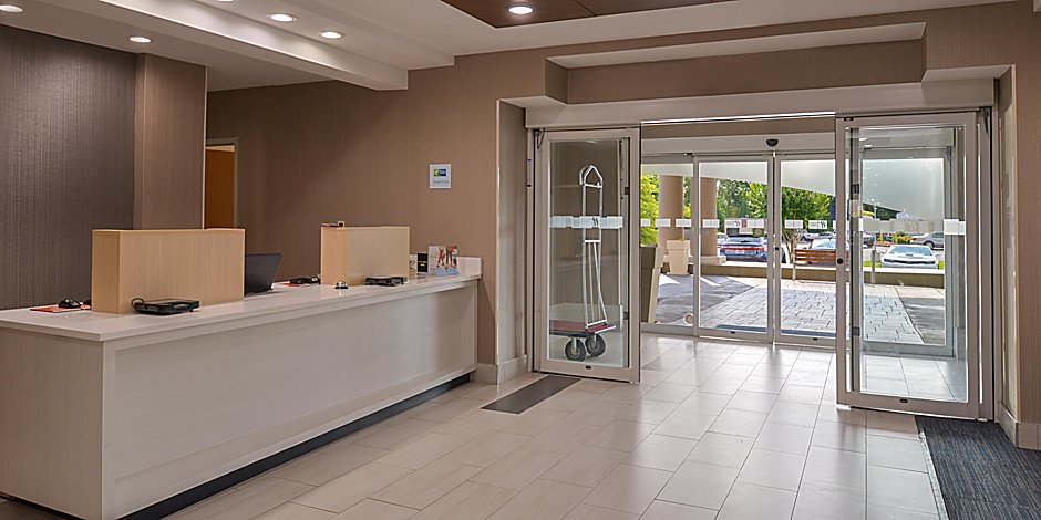 Holiday Inn Express Suites Chattanooga East Ridge Hotel