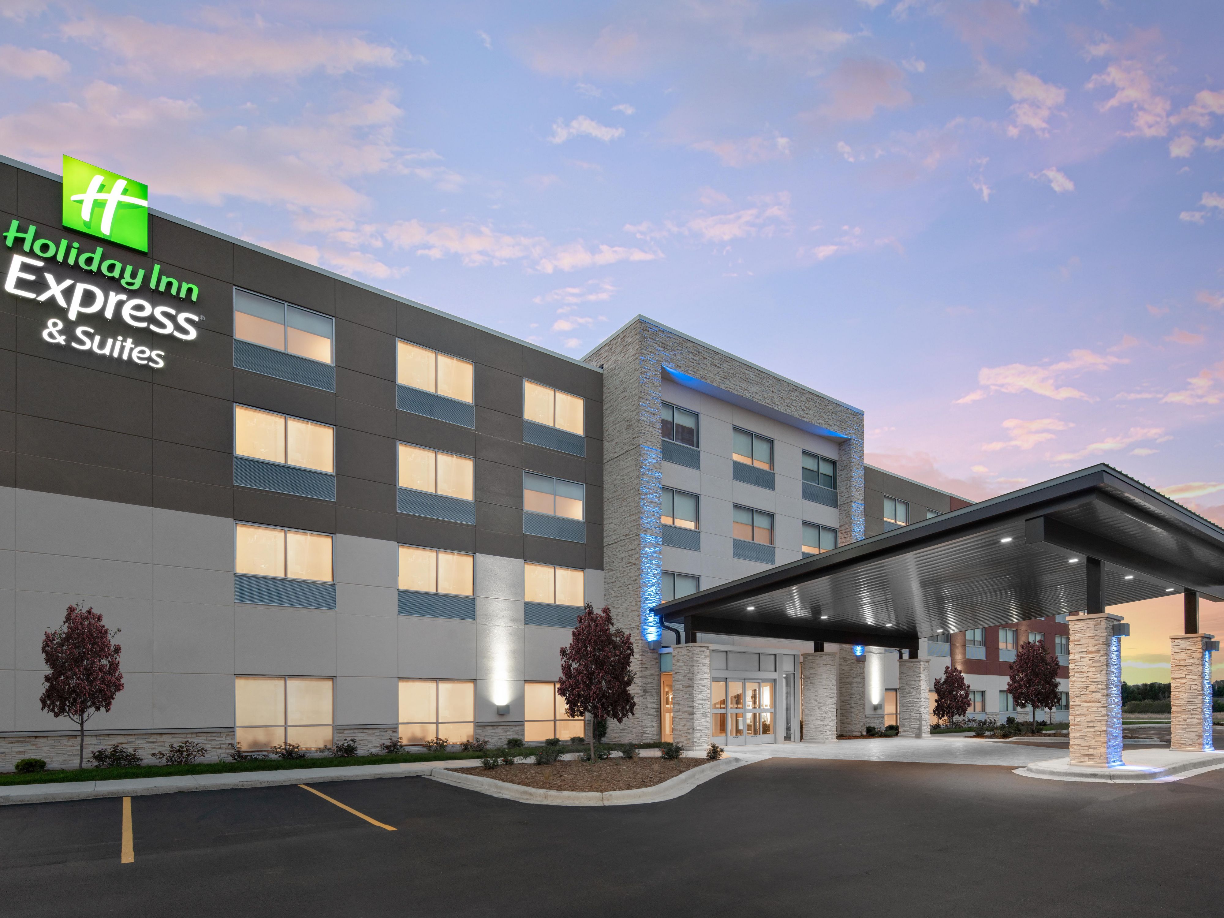 Hotel in Elkhorn, Wisconsin | Holiday Inn Express & Suites Elkhorn ...