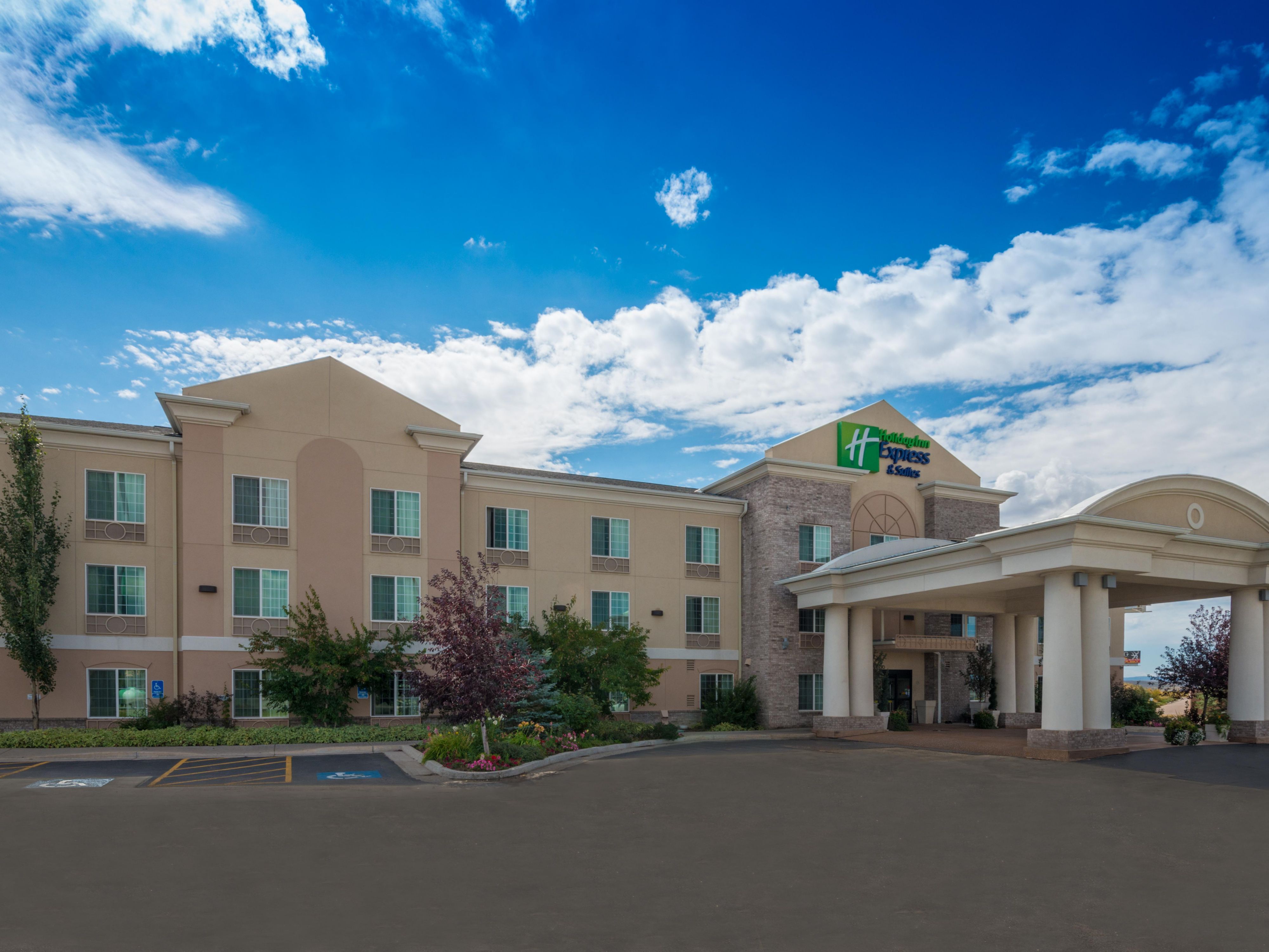 Holiday Inn Express & Suites Evanston Hotel by IHG