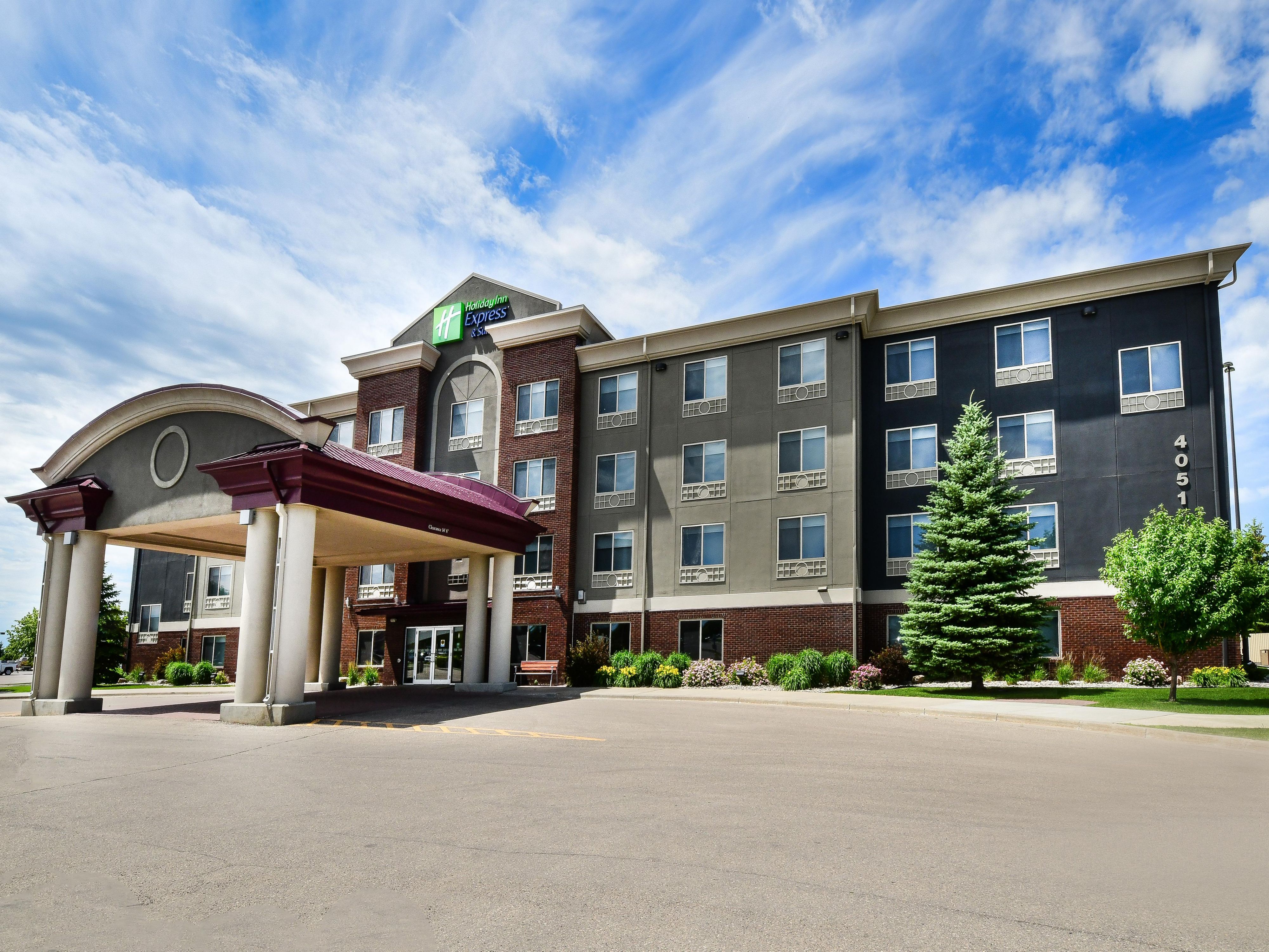 Holiday Inn Express & Suites Grand Forks Hotel by IHG