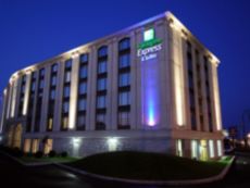 Holiday Inn Express & Suites Montreal Airport
