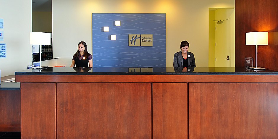 Holiday Inn Express Suites Montreal Airport Hotel By Ihg