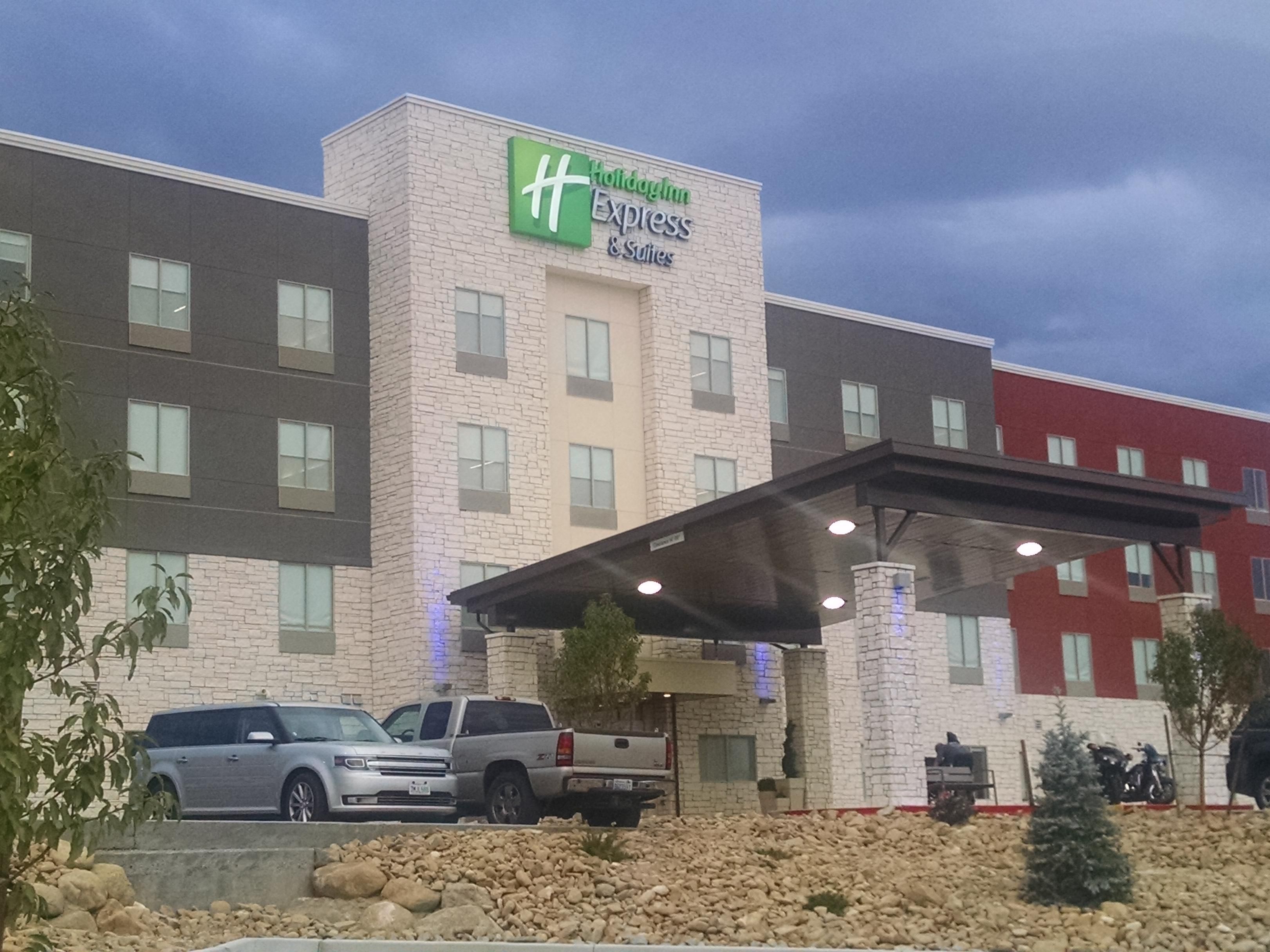 Hotel Specials for Holiday Inn Express & Suites Price