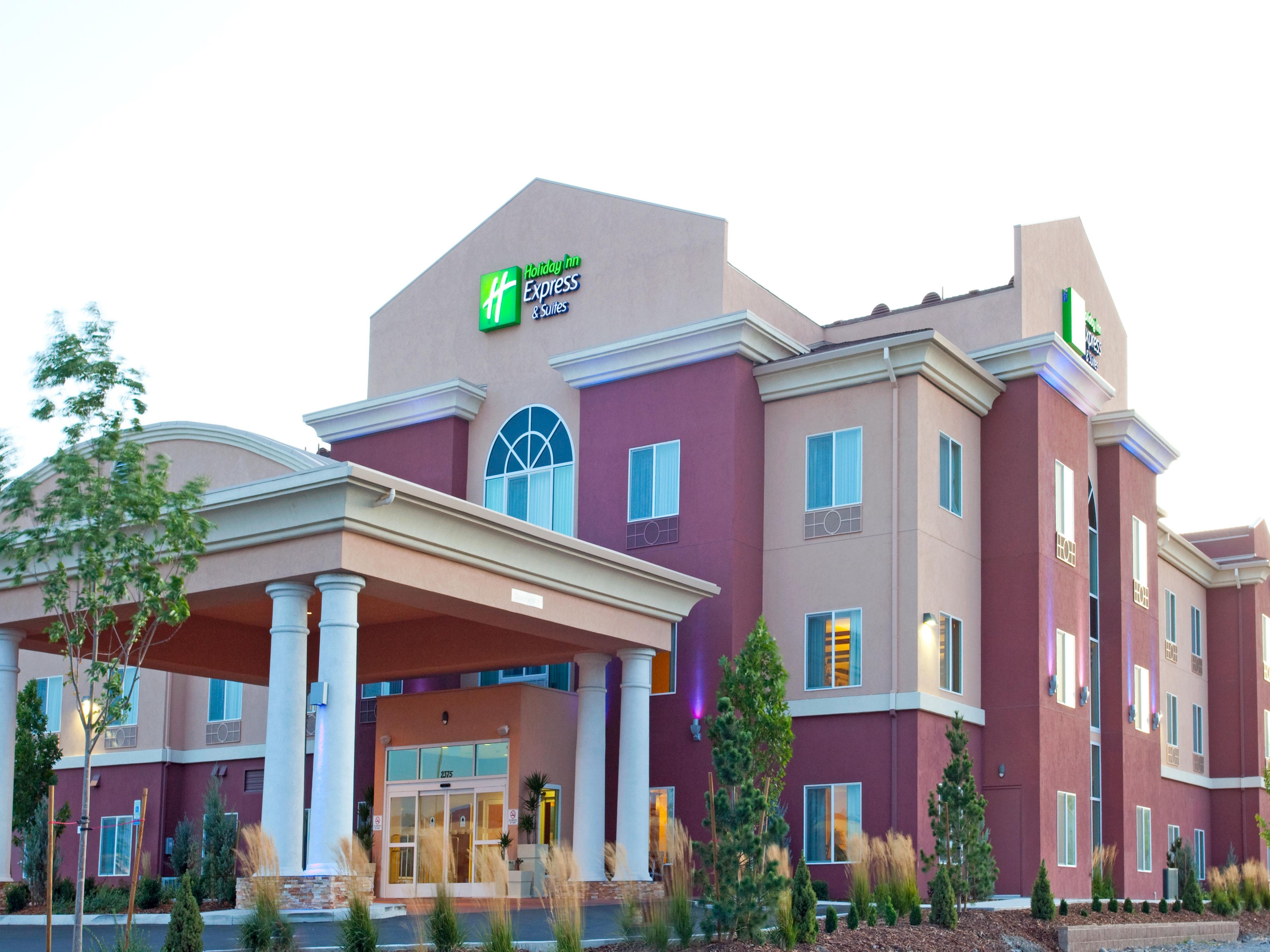 Pet-Friendly Hotels Near Reno Airport | Holiday Inn Express & Suites ...