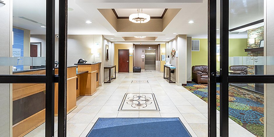 Holiday Inn Express Suites Rochester Mayo Clinic Area