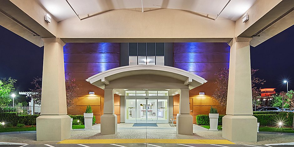 Hotel With Pool Near Airport Holiday Inn Express Suites