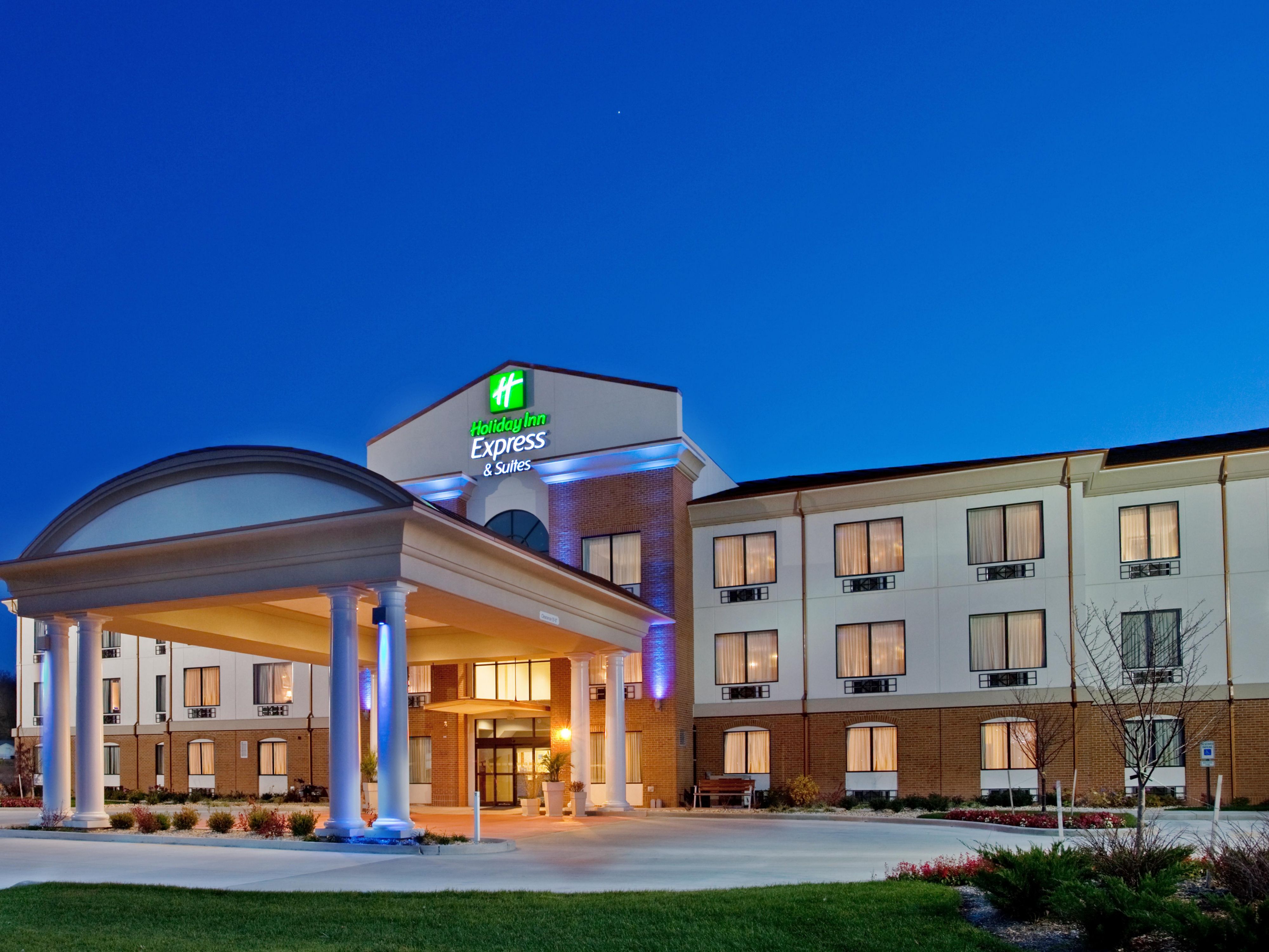 Hotels in St. Charles, MO with Indoor Pool | Holiday Inn Express ...