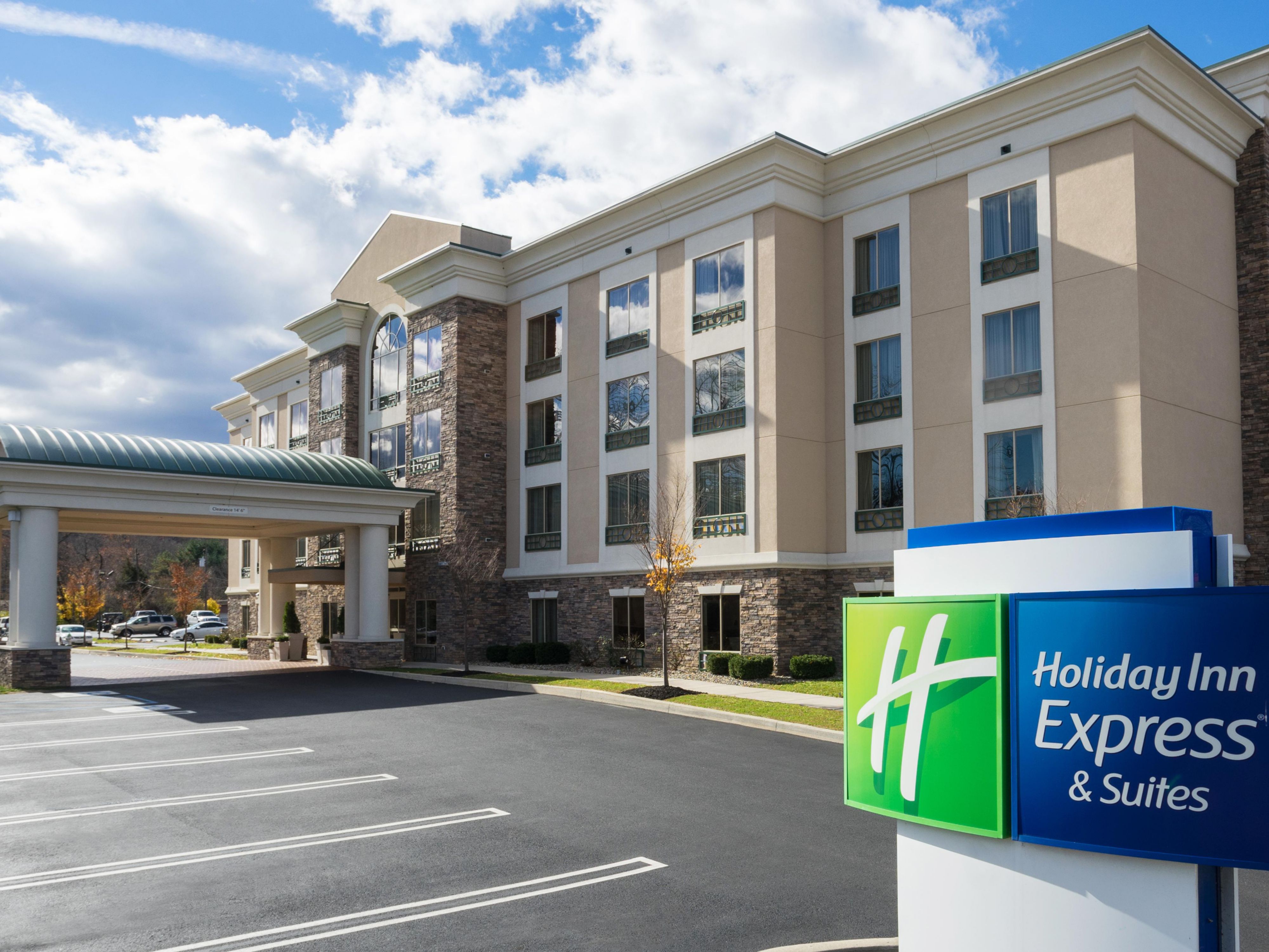 Stroudsburg, PA Hotels near Camelback Holiday Inn Express & Suites
