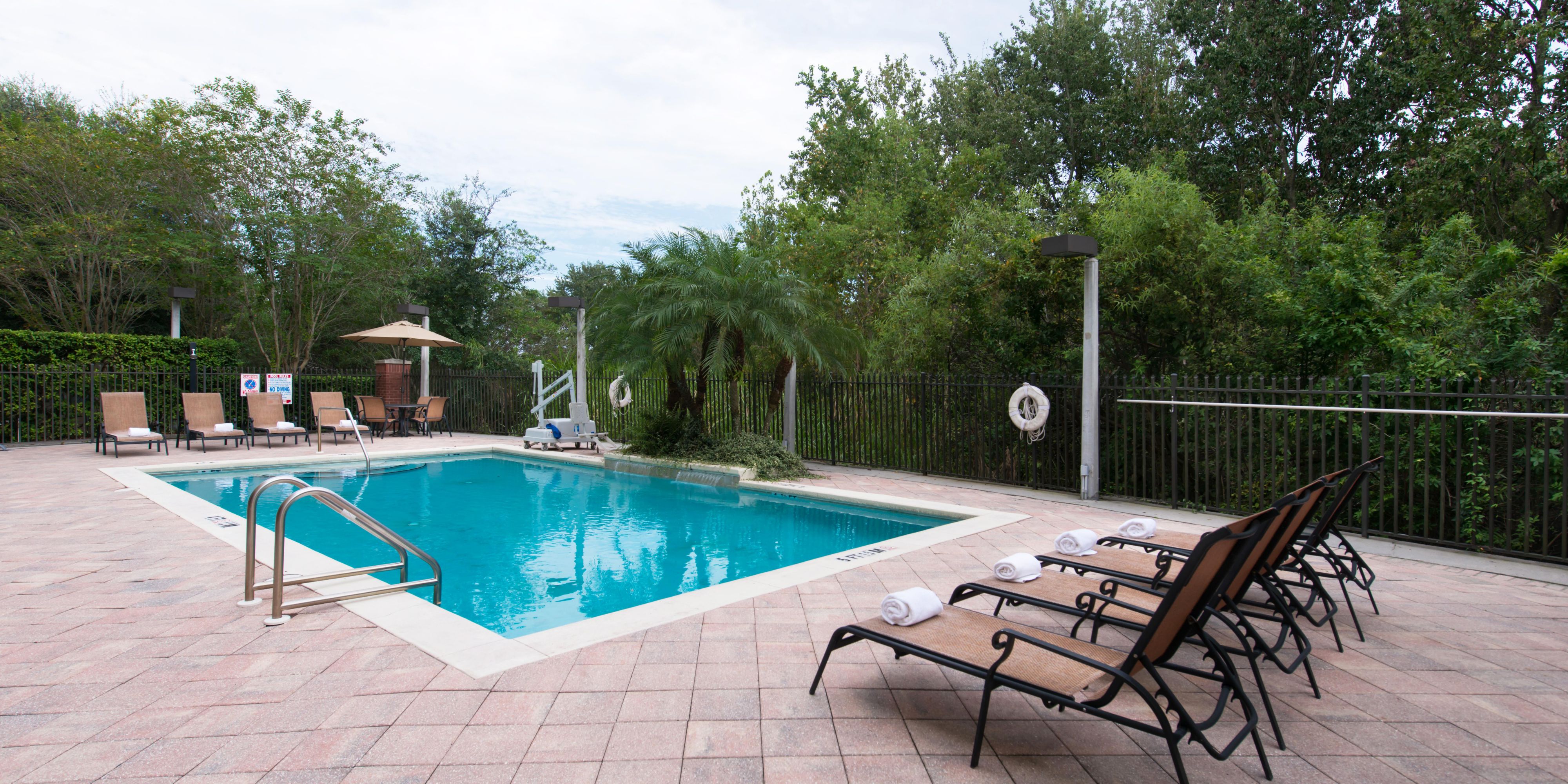 holiday-inn-express-and-suites-tampa-4176029912-2x1