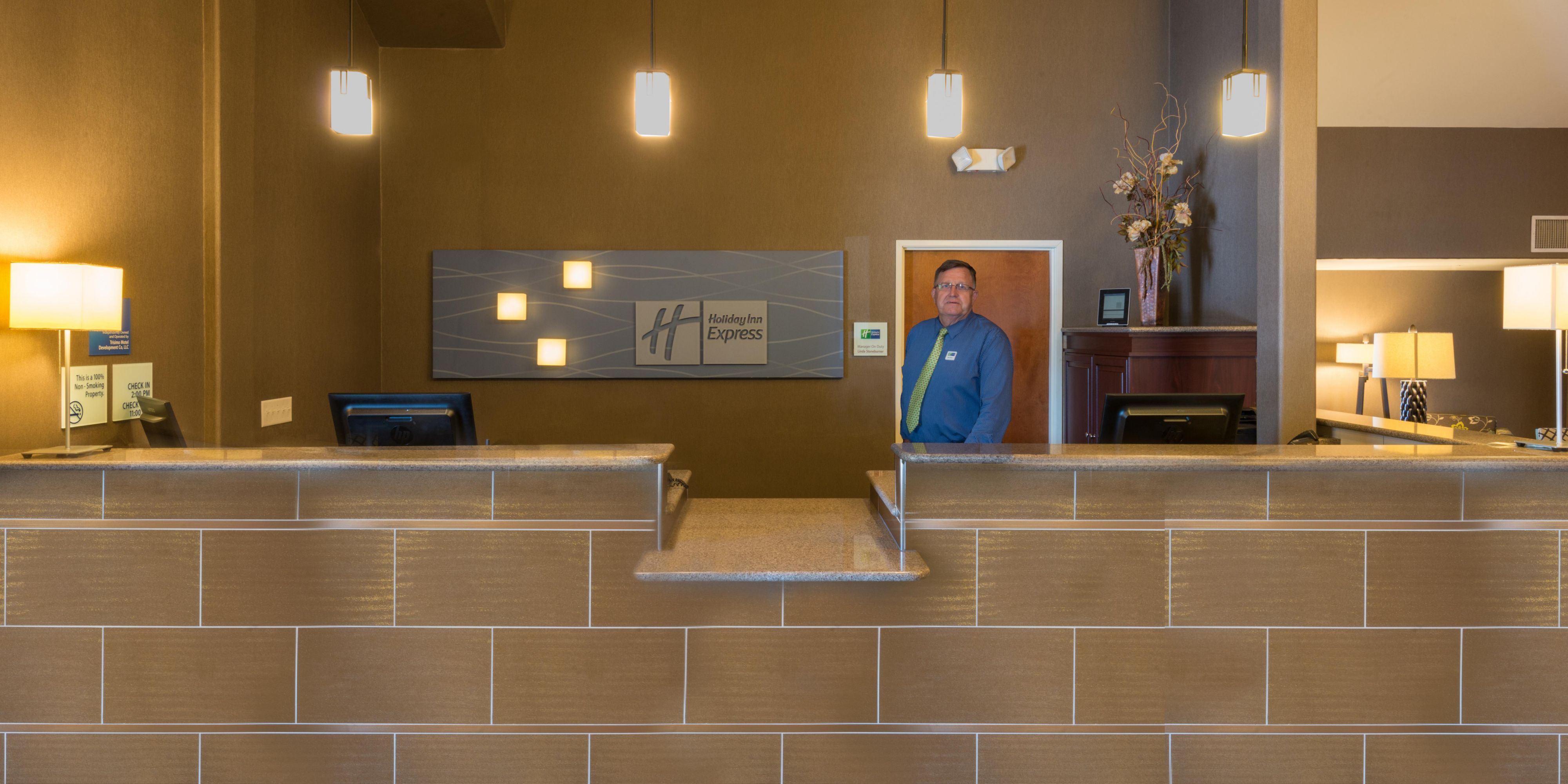 Hotels Near Coliseum W Outdoor Pool Holiday Inn Express