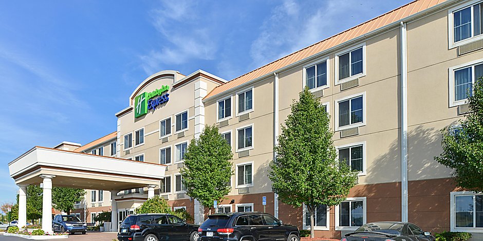 Wixom Hotels Near Suburban Collection Showplace Holiday