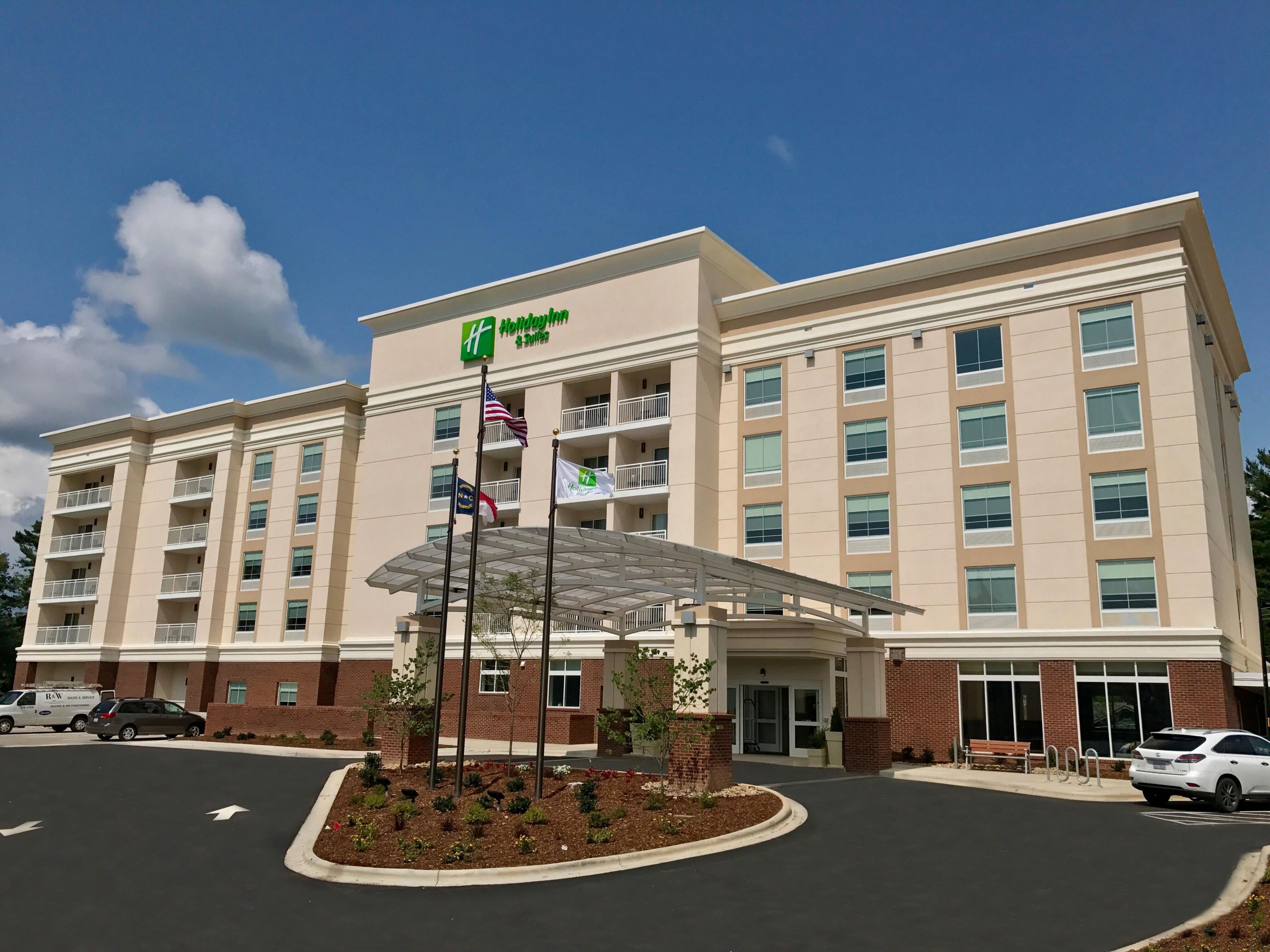 Holiday Inn Hotel And Suites Asheville 5144731758 4x3