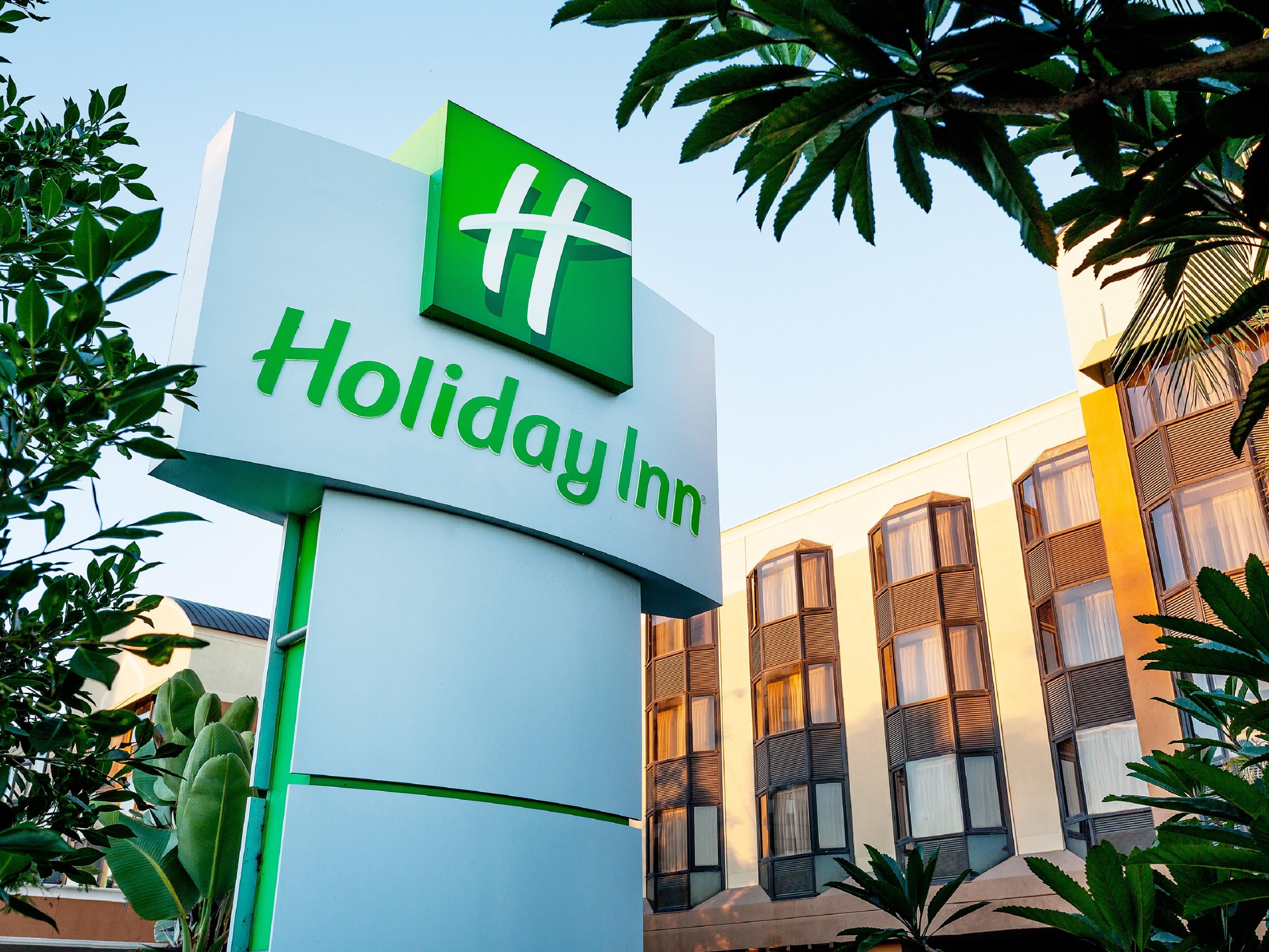 Holiday inn mai. Holiday Inn. Лонг Бич США отели. Holiday Inn вывеска. Holiday Inn двор.