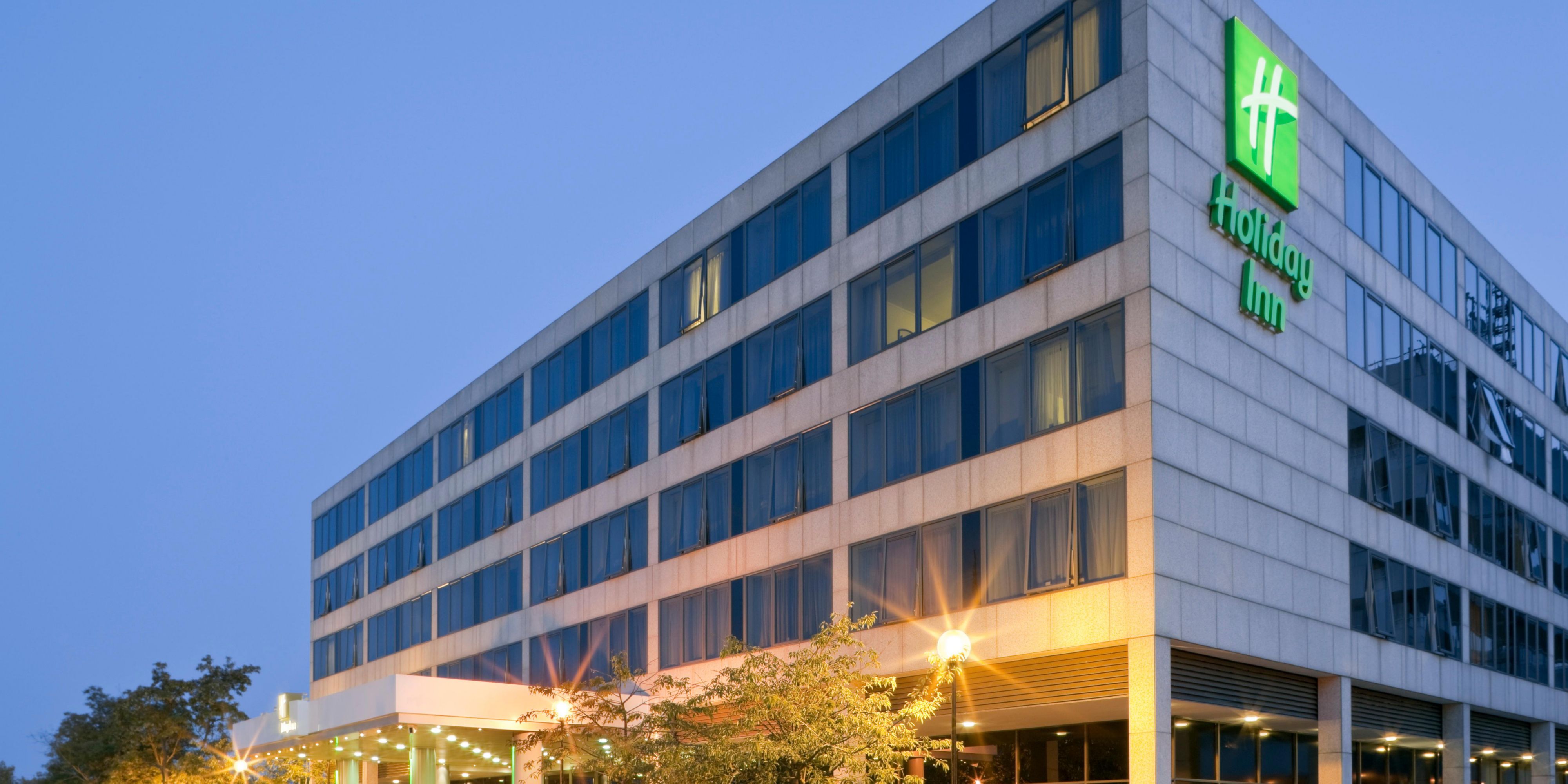 Hotel With Pool Holiday Inn Milton Keynes Central