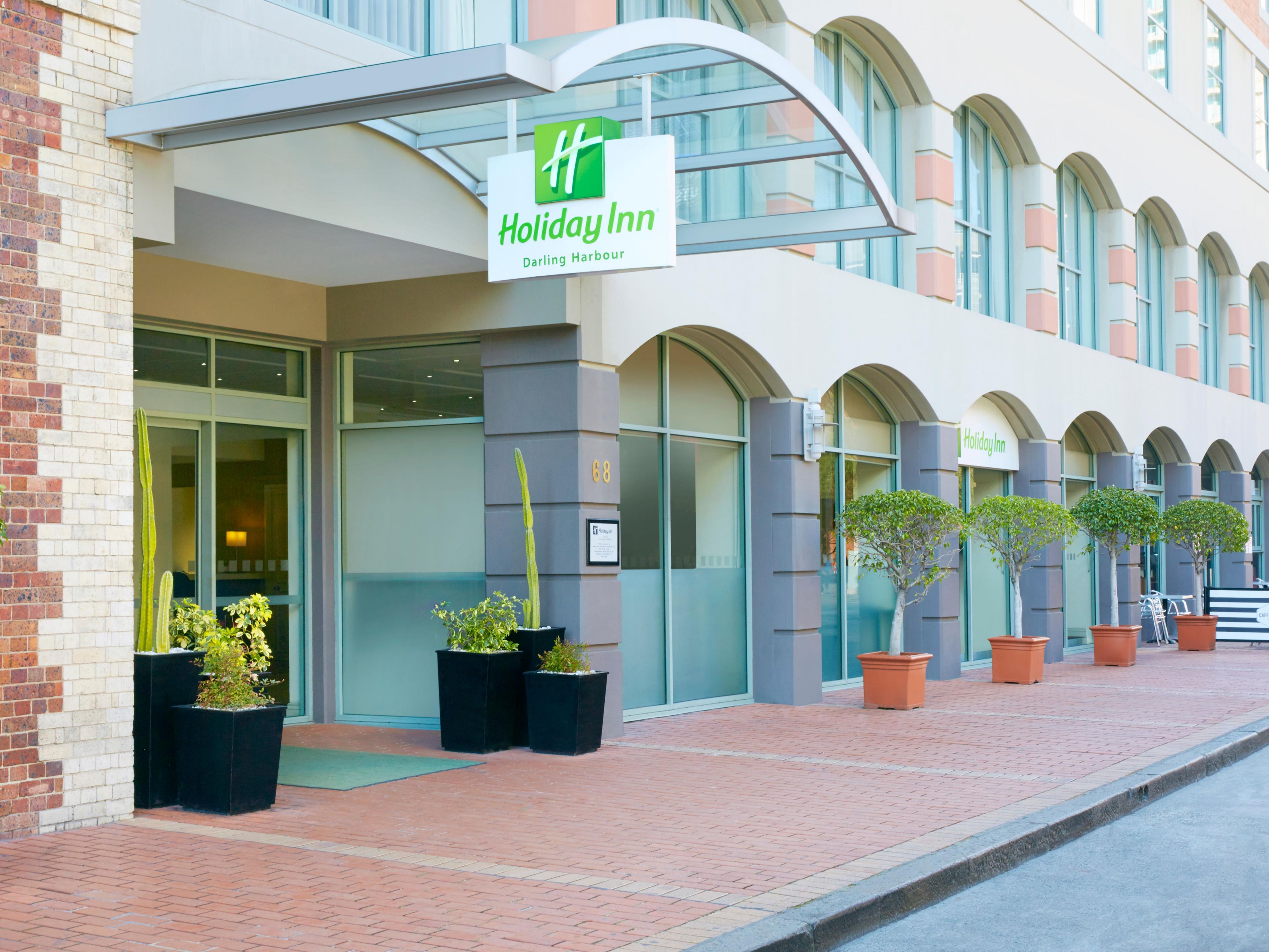 Холидей инн сайт. Holiday Inn Darling Harbour 4*.. Holiday Inn Darling Harbour бассейн 4*.. Holiday Inn Darling Harbour Sydney. Holiday Inn Darling Harbour 4*. people.