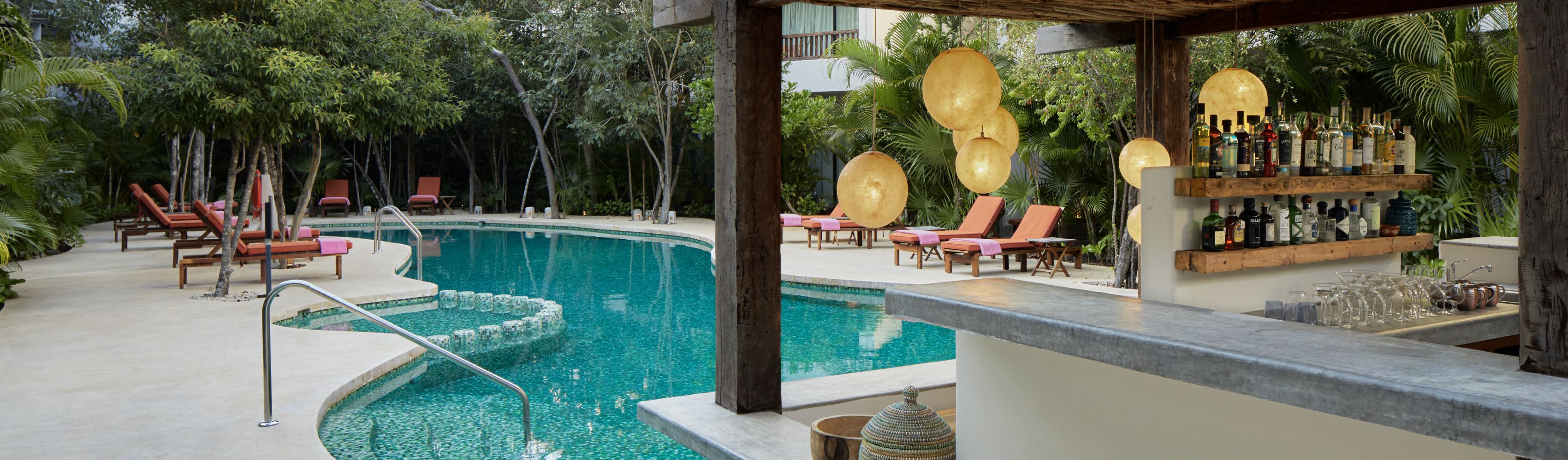 Espectacular piscina y bar al aire libre en el hotel Kimpton de Tulum