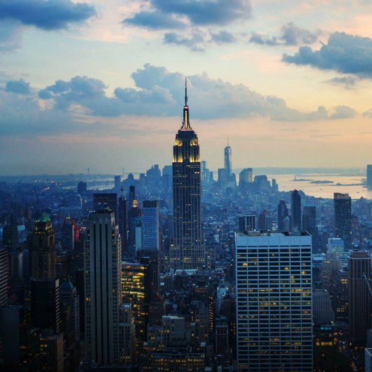 skyline di New York con vista dell'Empire State Building al tramonto