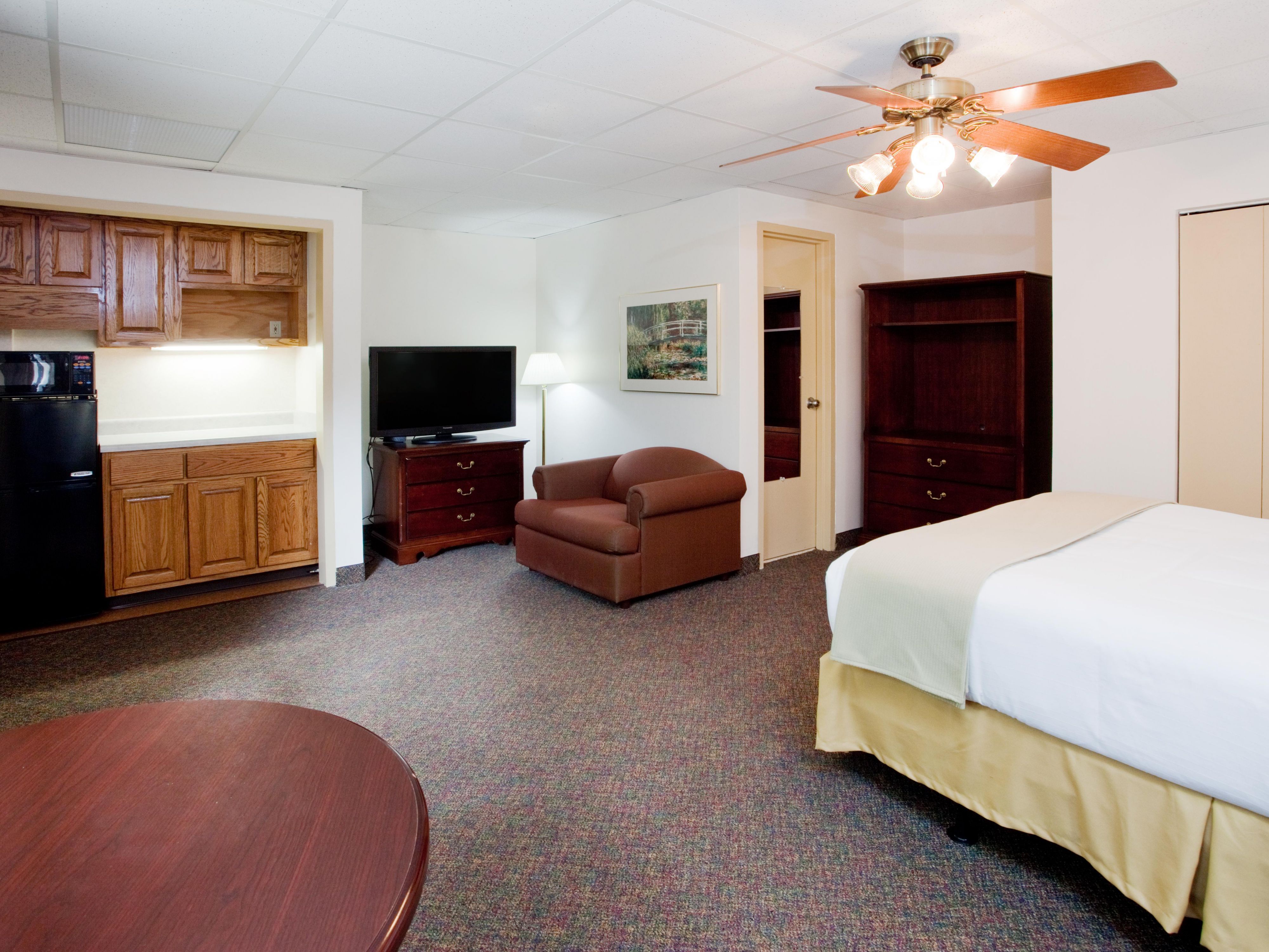 Rooms and Rates for IHG Army Hotels Moon Hall at Fort Bragg