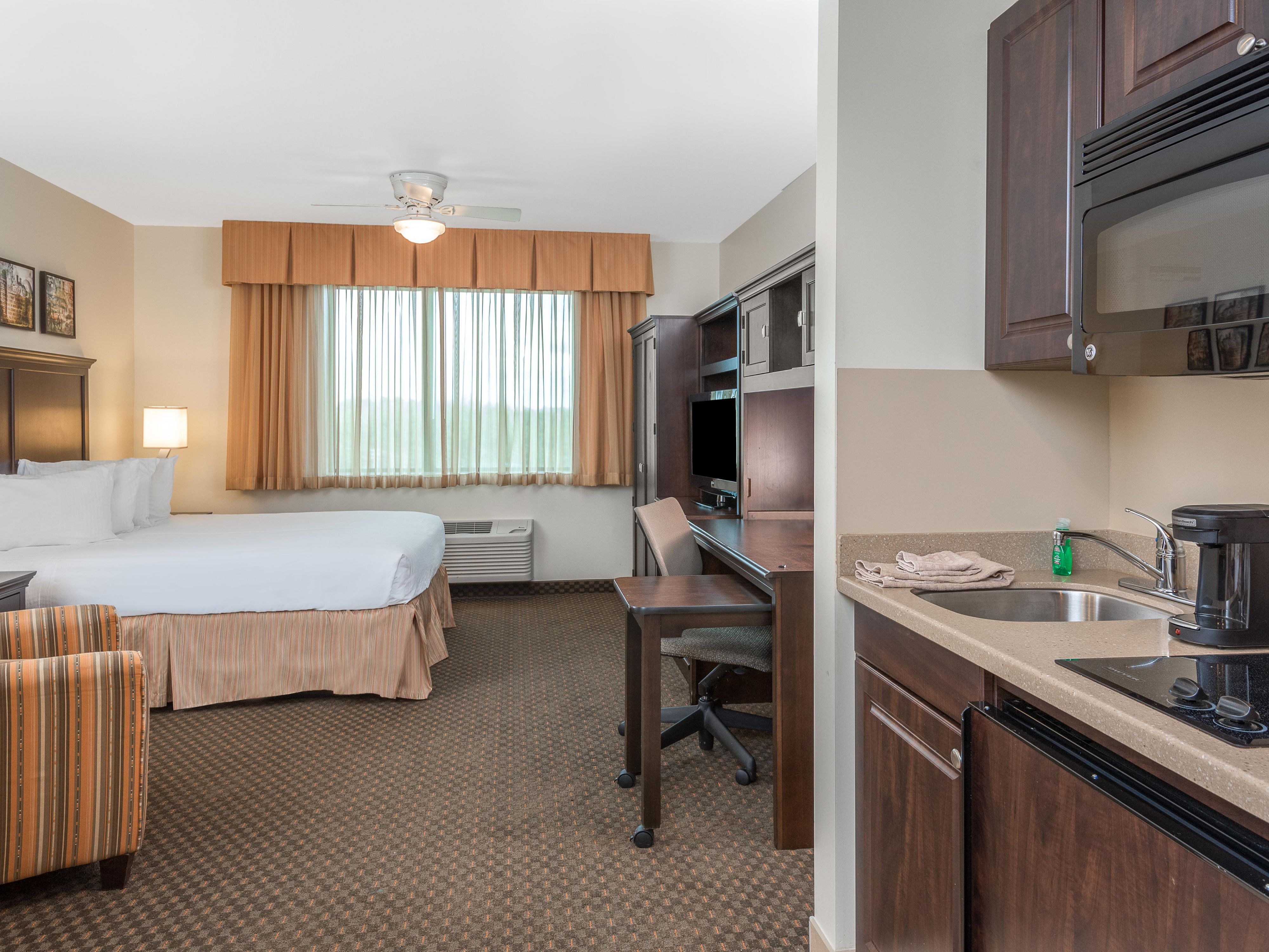 Rooms and Rates for IHG Army Hotels Fort Lee Lodge at Fort Lee