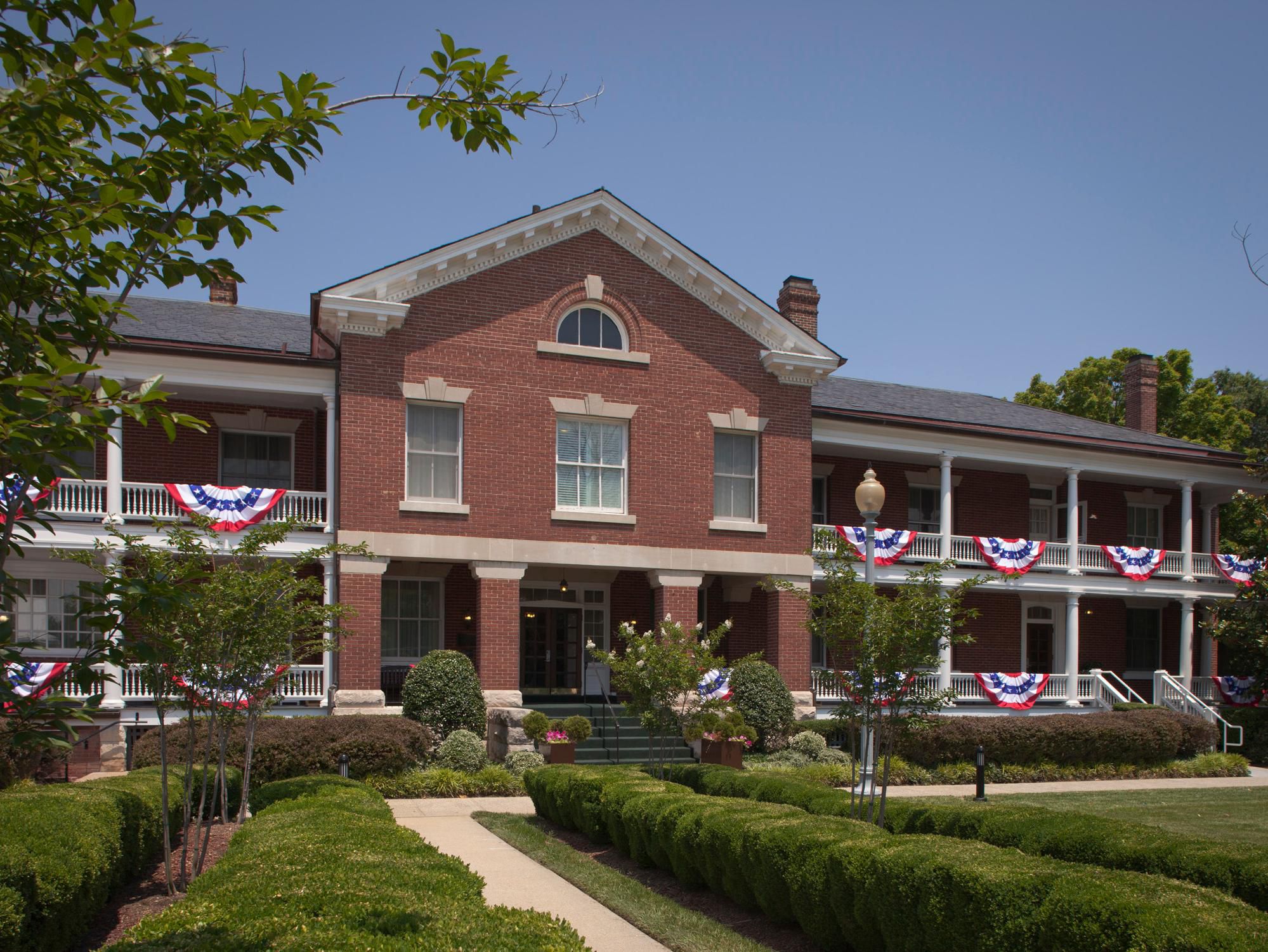 IHG Army Hotels Wainwright Hall, Historia Collection on Joint Base Myer ...