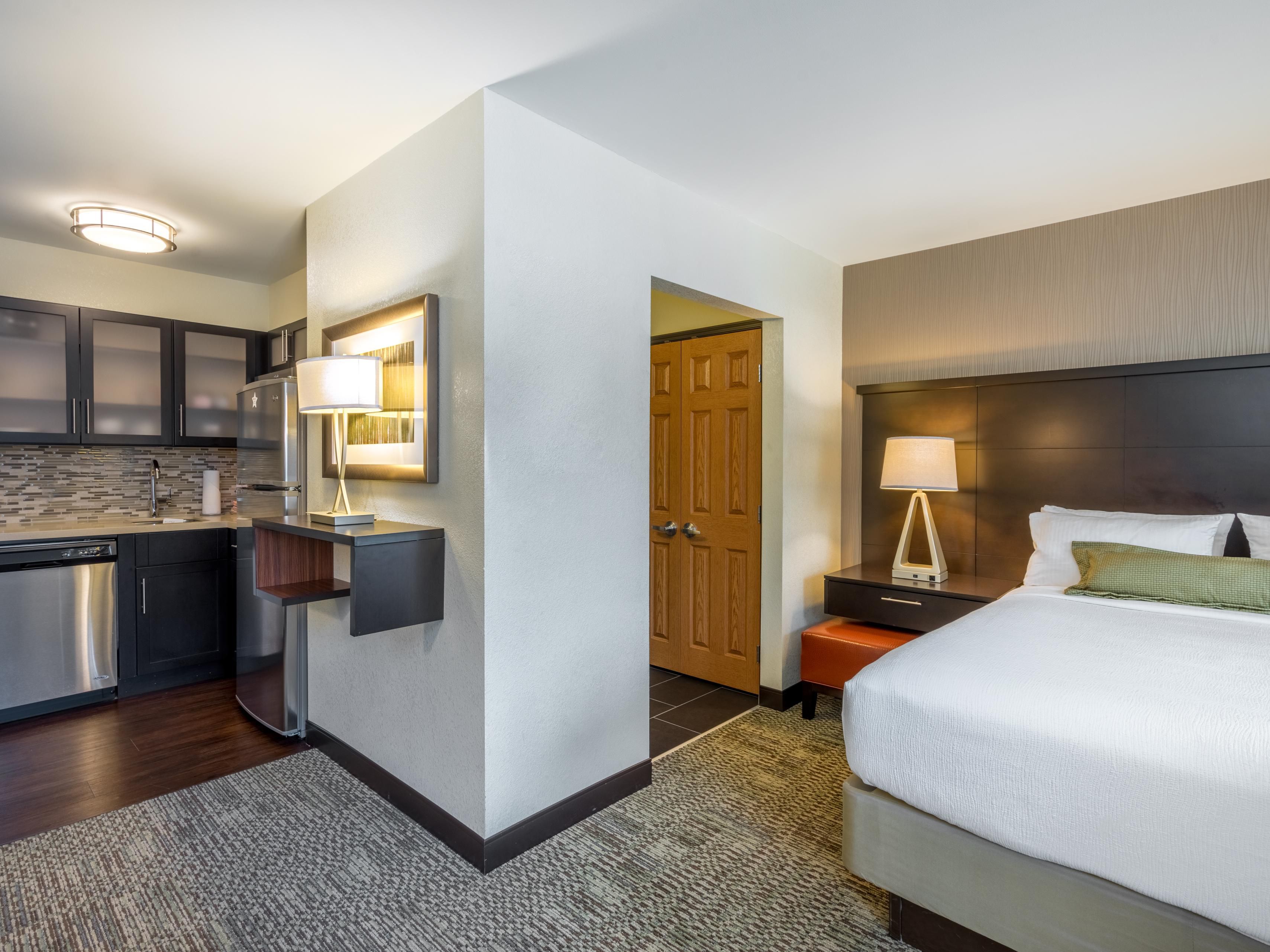 Rooms and Rates for IHG Army Hotels Building 1208 at Fort Belvoir